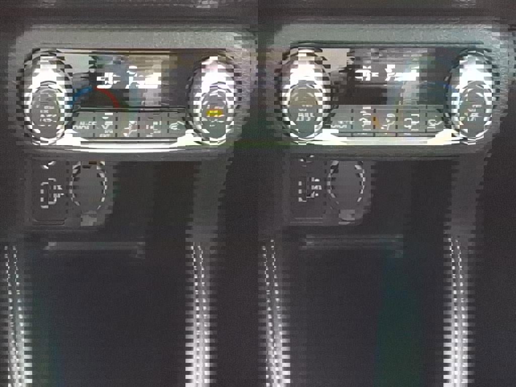 Used 2018 Nissan Kicks SV image 17