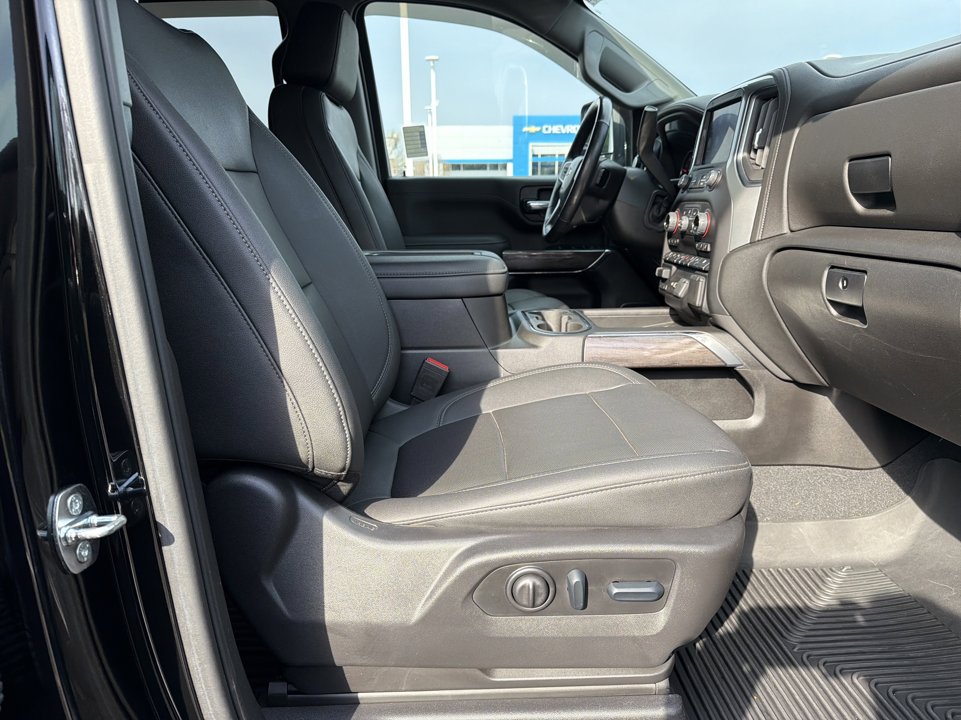 Used 2022 Chevrolet Silverado 2500 LTZ w/ LTZ Premium Package image 33