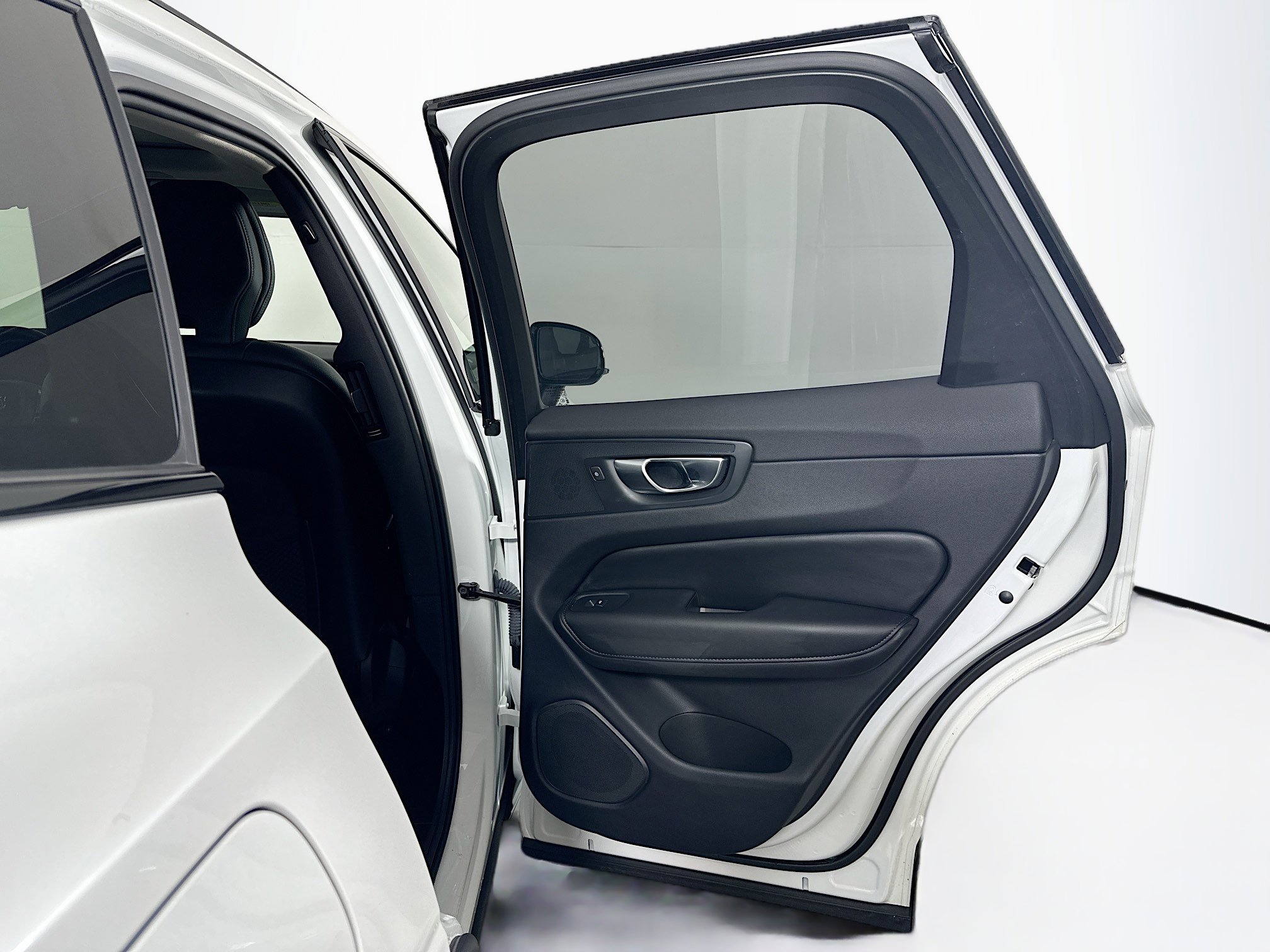 Used 2025 Volvo XC60 B5 Plus image 31