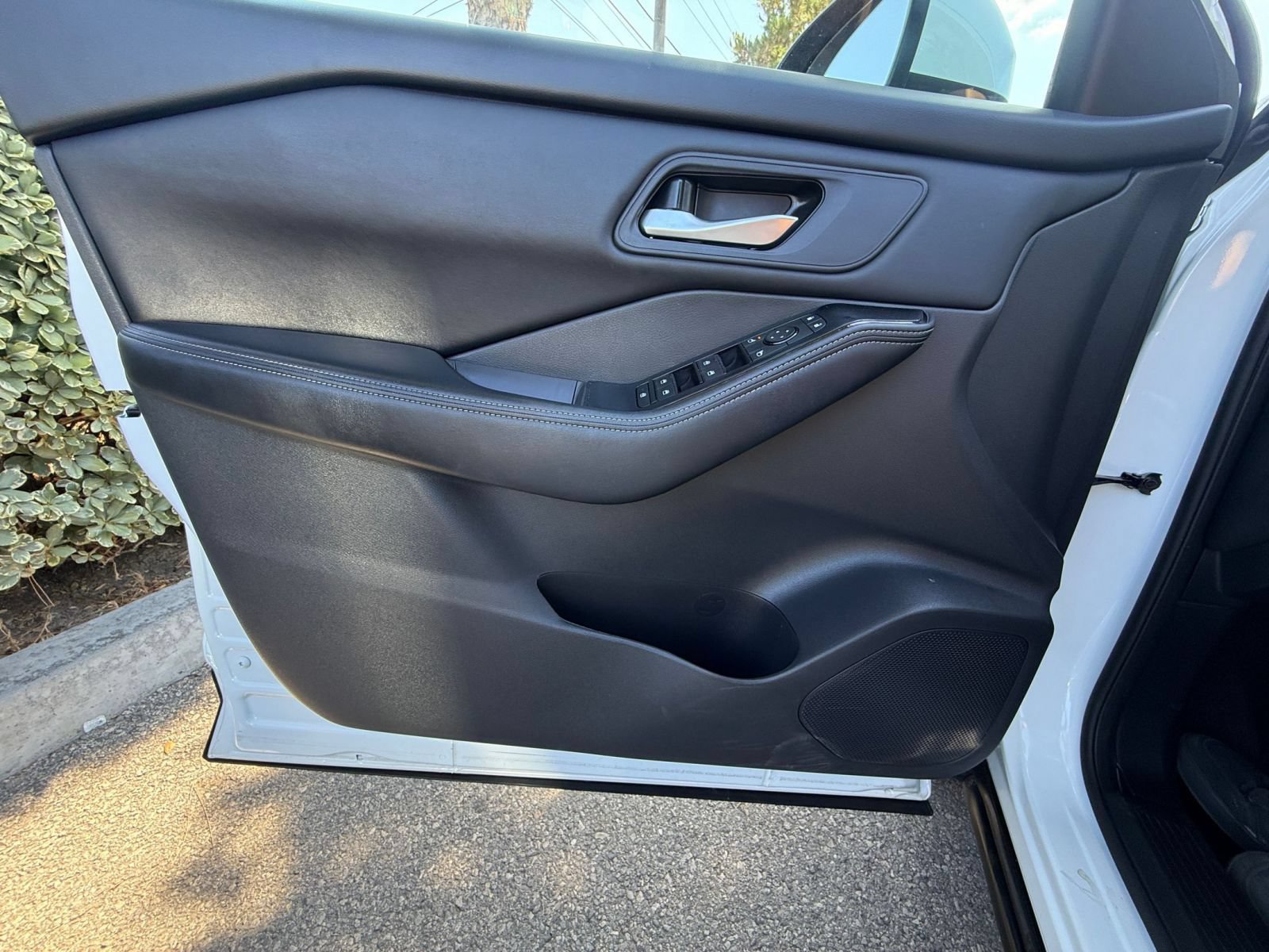 Used 2025 Nissan Rogue SV FWD image 18