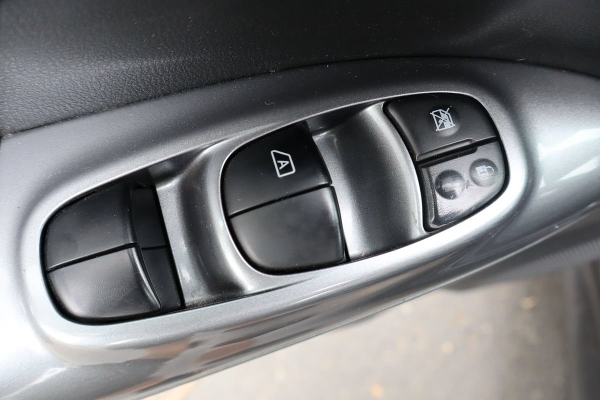 Used 2015 Nissan Juke SV AWD/4WD image 27
