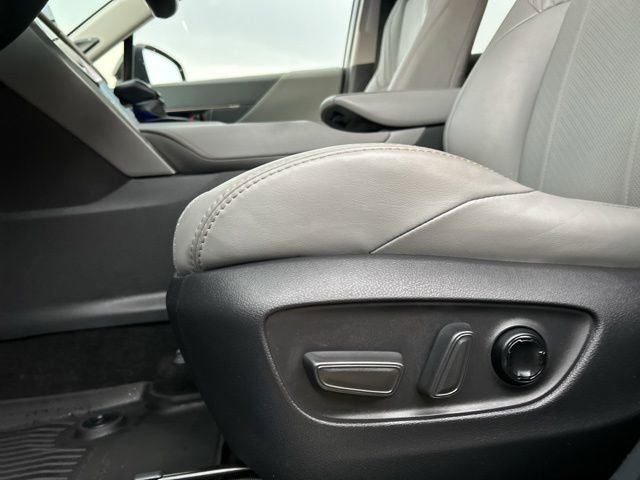 Used 2023 Toyota Venza Limited image 32