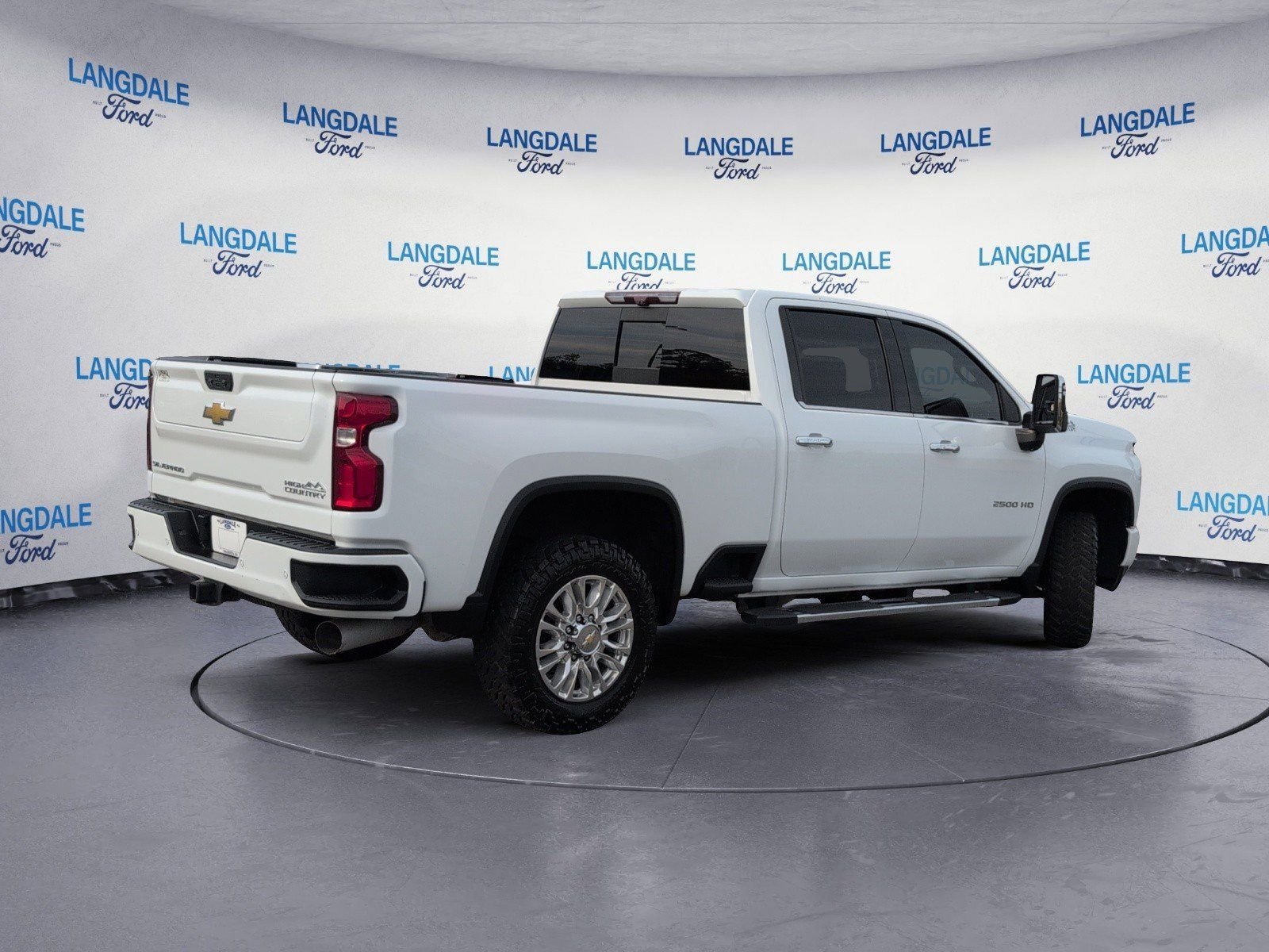 Used 2022 Chevrolet Silverado 2500 High Country w/ Technology Package AWD/4WD image 4