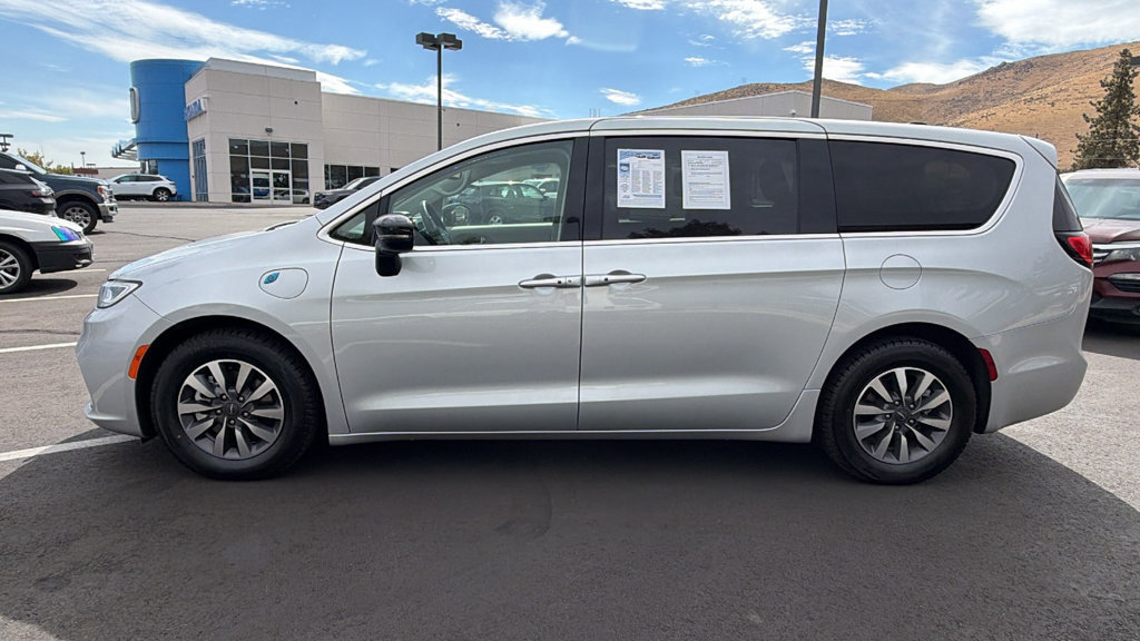 Used 2024 Chrysler Pacifica Limited FWD image 6