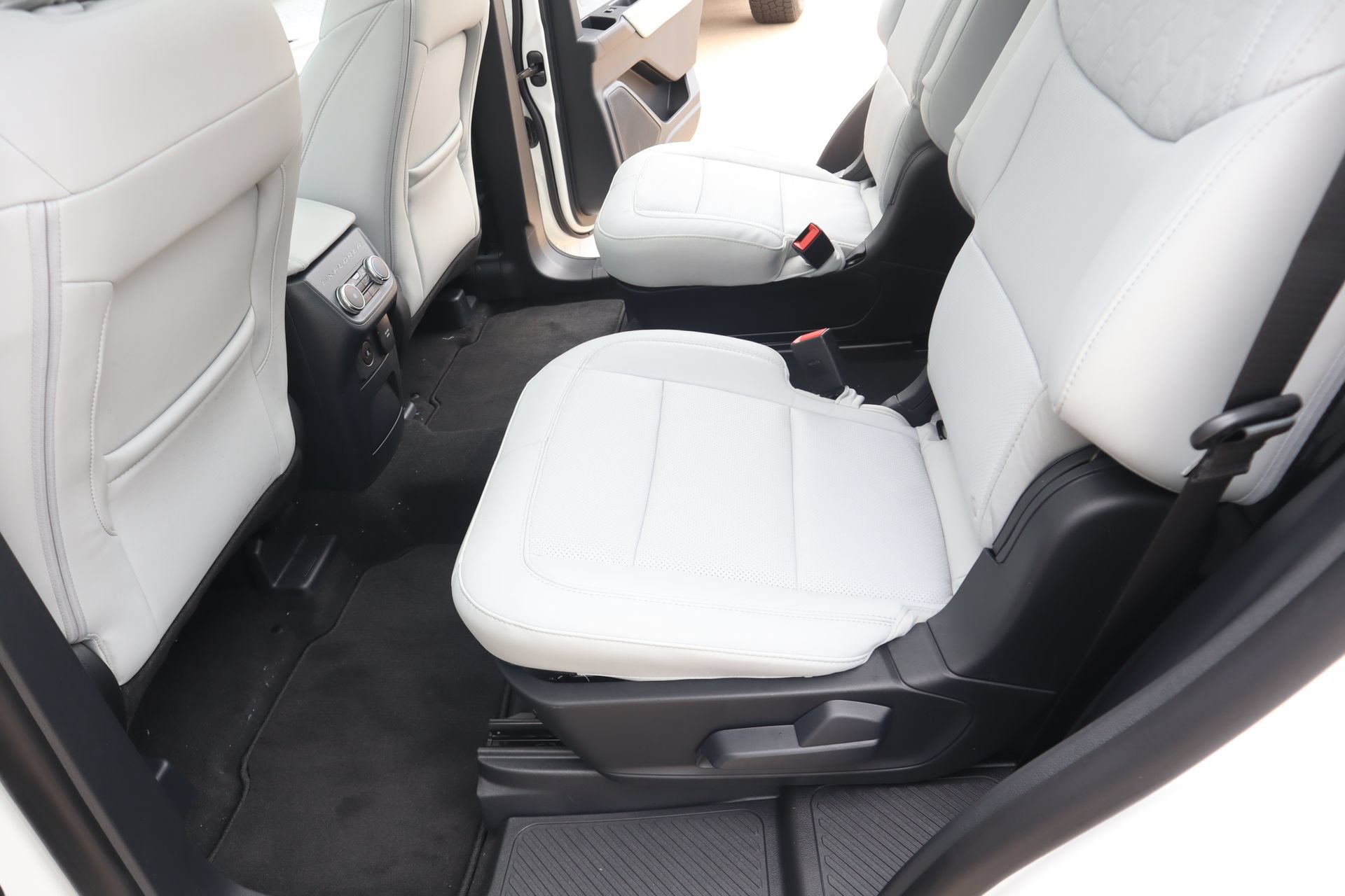 New 2026 Ford Explorer Platinum w/ LUX Leather Package AWD/4WD image 13