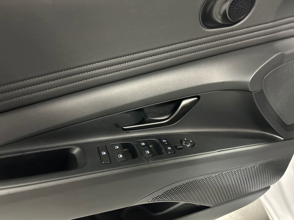 Used 2025 Hyundai Elantra Sport image 12