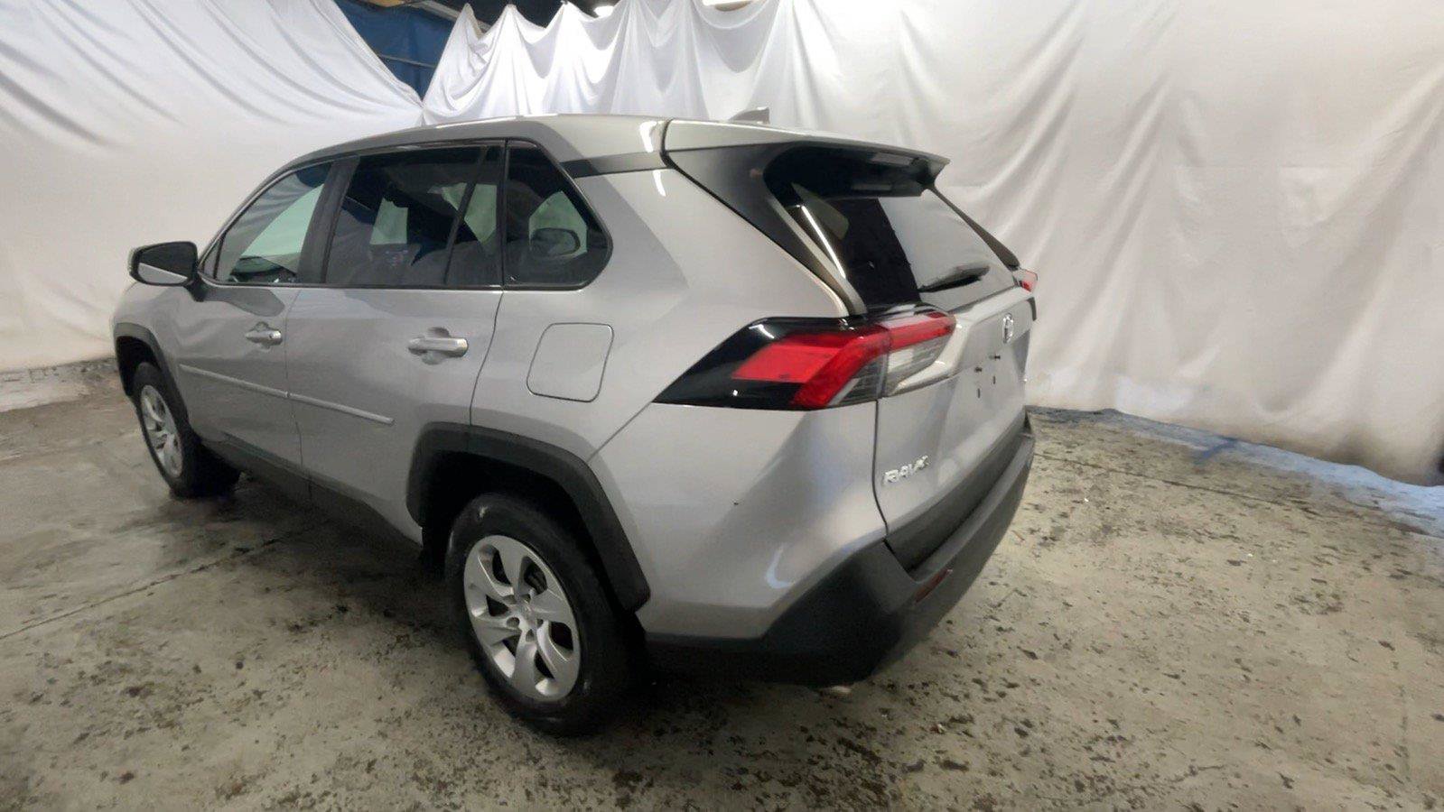 Used 2022 Toyota RAV4 LE AWD/4WD image 10