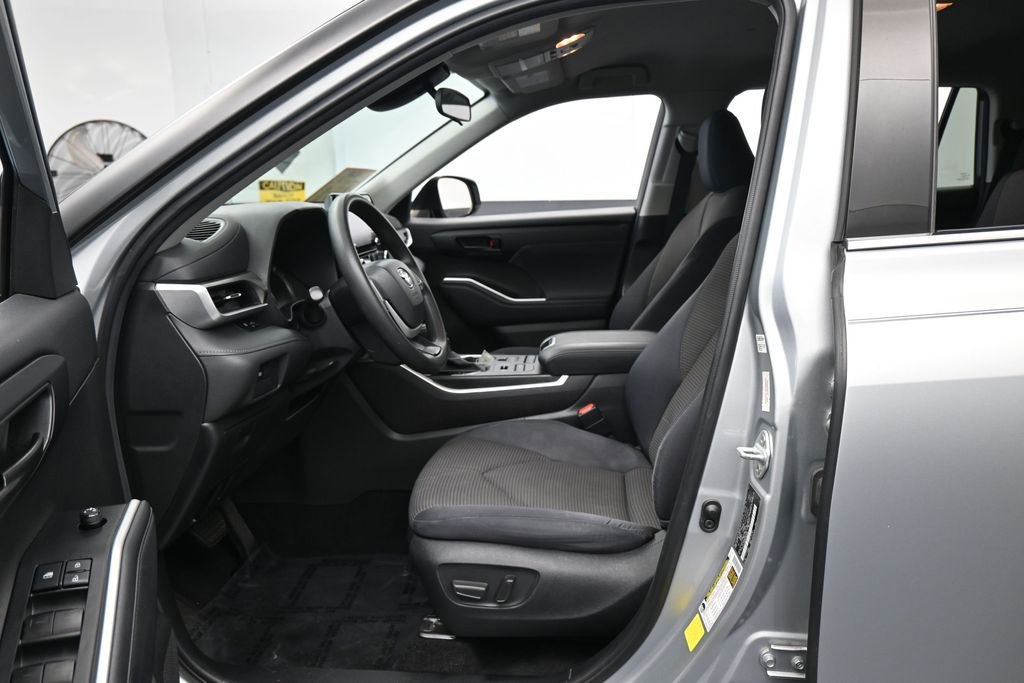 Used 2022 Toyota Highlander L AWD/4WD image 11