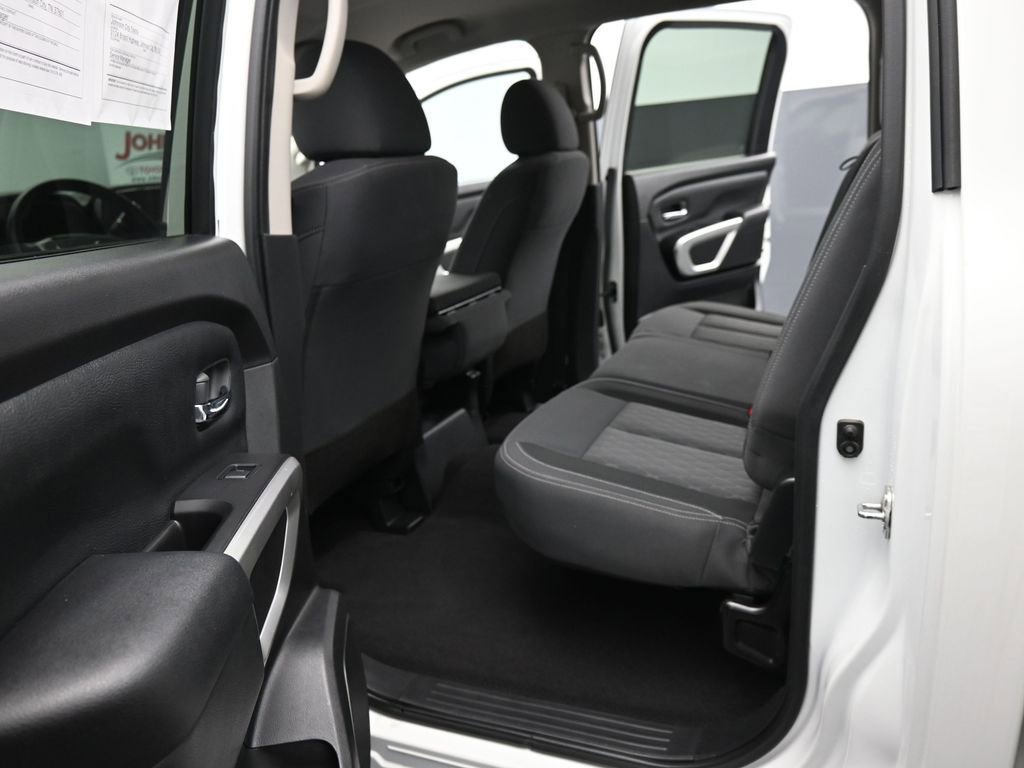 Used 2022 Nissan Titan SV AWD/4WD image 16