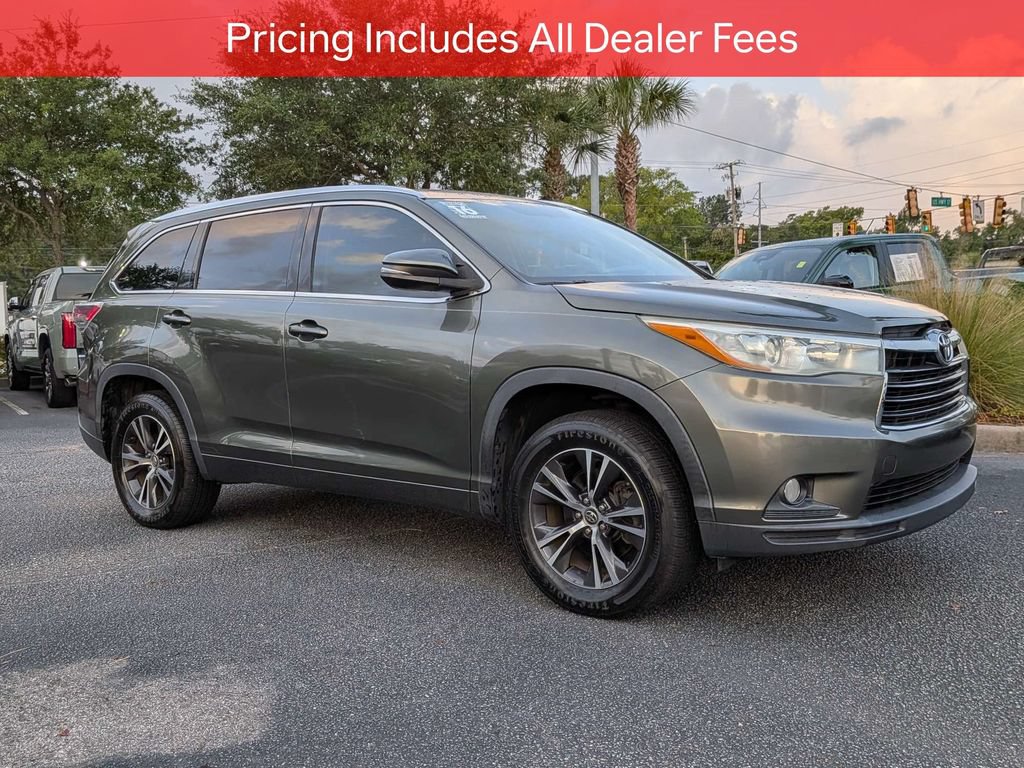 Used 2016 Toyota Highlander XLE FWD image 2