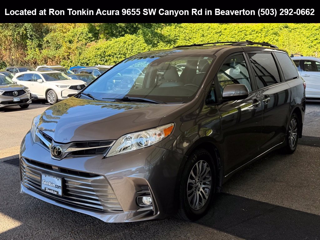 Used 2019 Toyota Sienna XLE w/ XLE Navigation Package FWD image 4