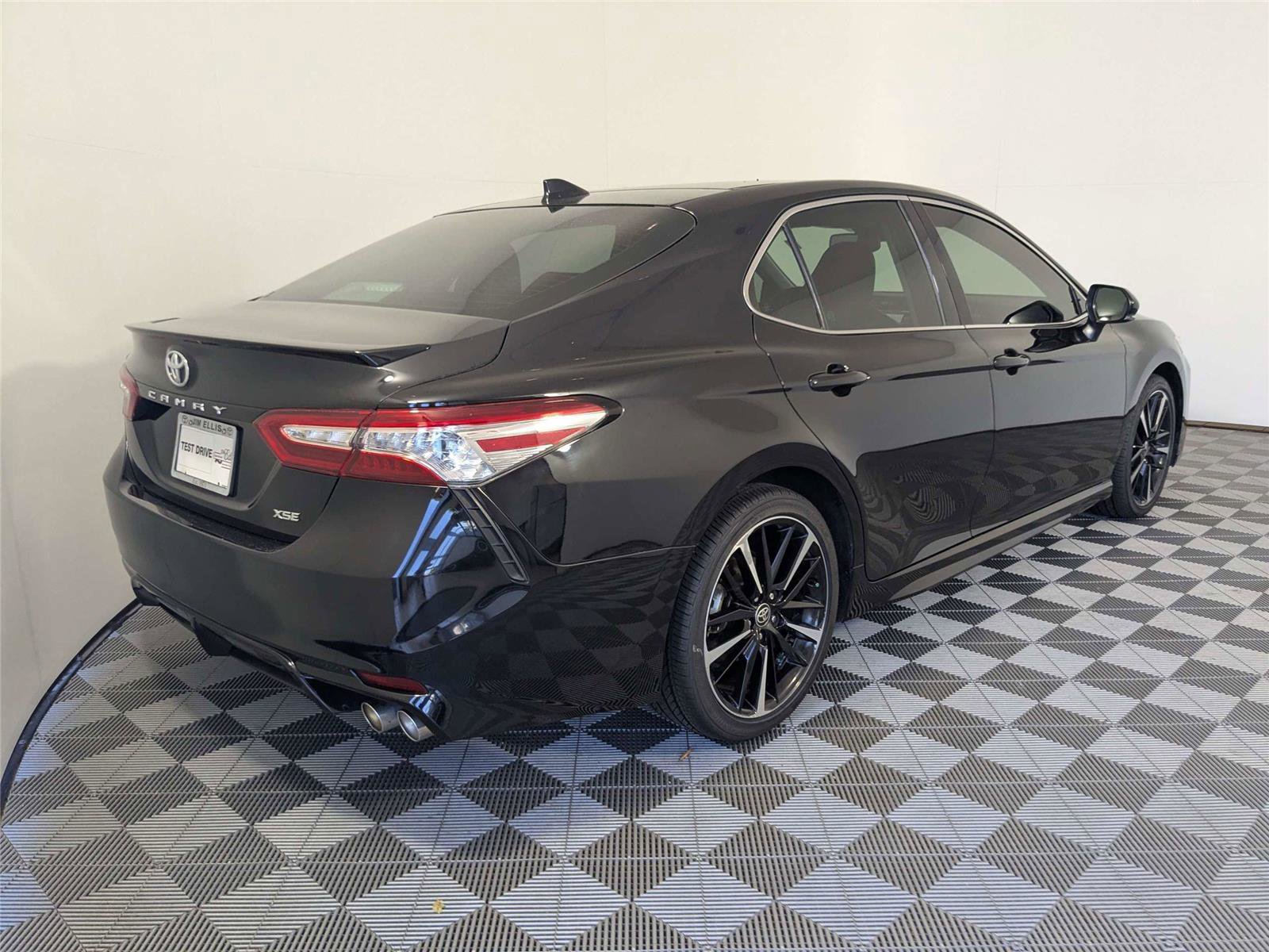 Used 2020 Toyota Camry XSE FWD image 5