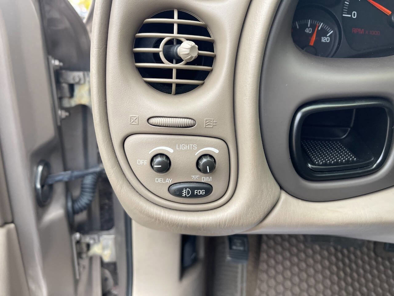 Used 2004 Pontiac Bonneville SLE image 16