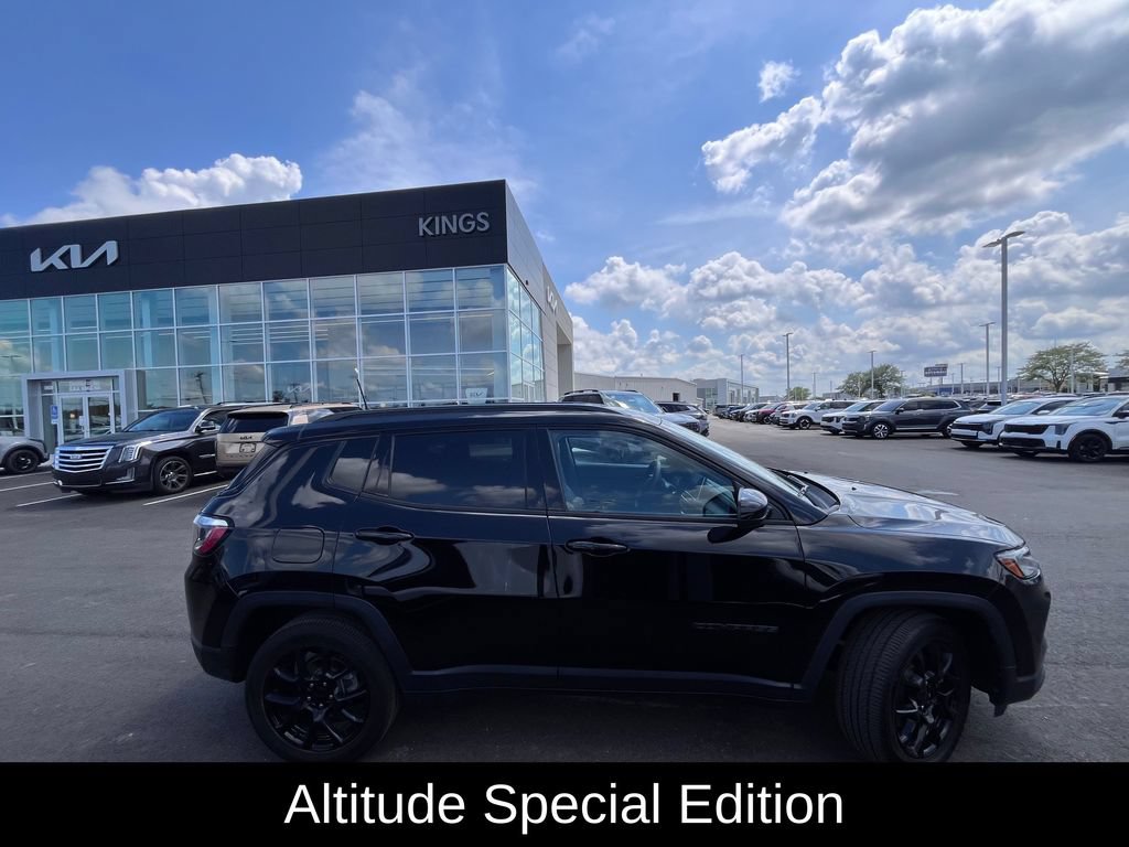 Used 2024 Jeep Compass Latitude w/ Convenience Group AWD/4WD image 2