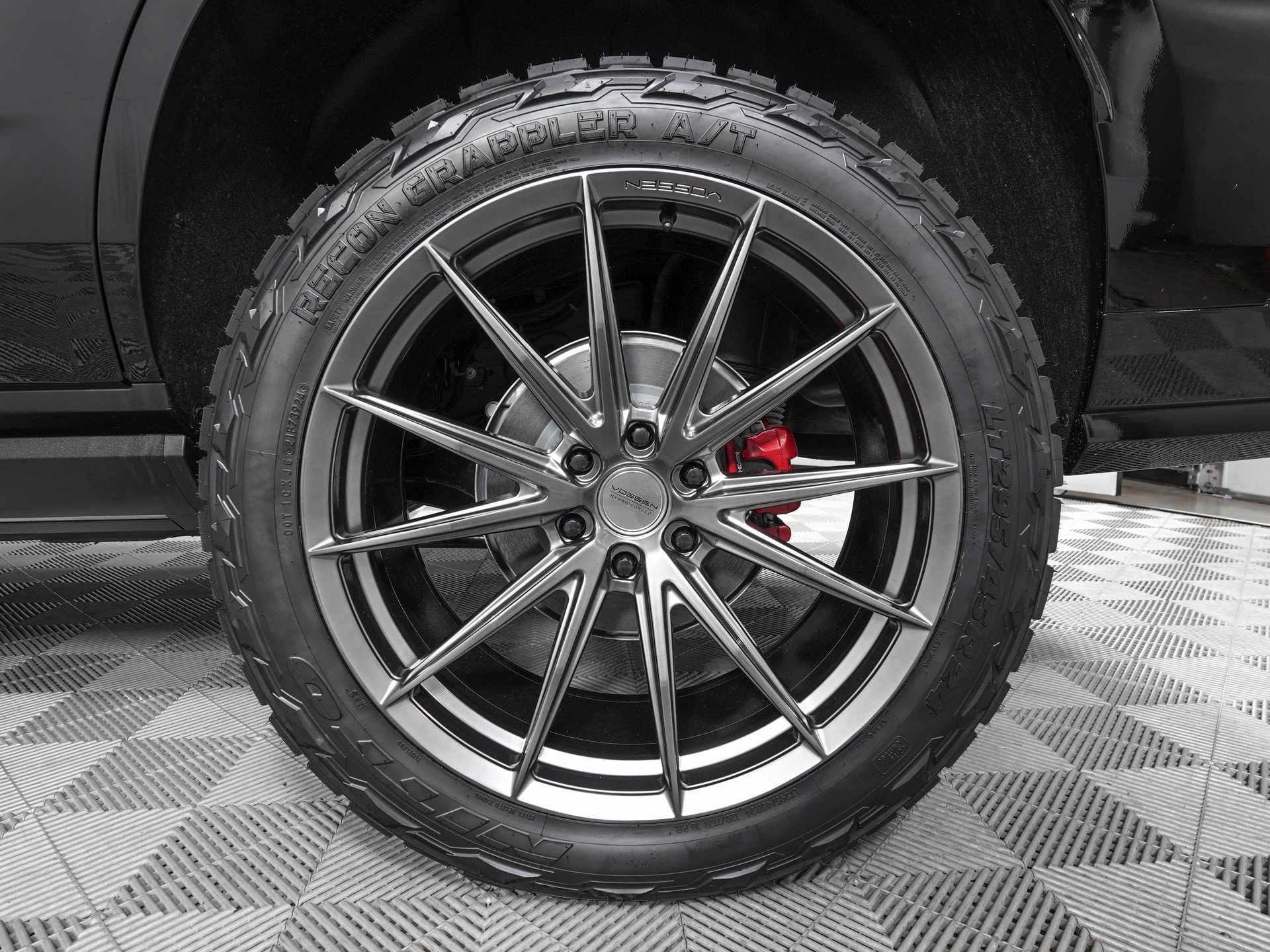 Used 2025 Cadillac Escalade V w/ LPO, ONYX Package image 37