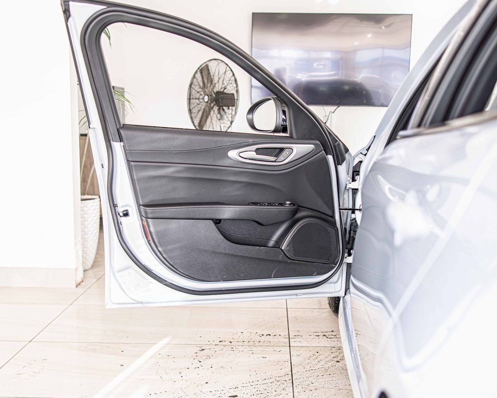 New 2025 Alfa Romeo Giulia AWD w/ Driving Assist Package image 31