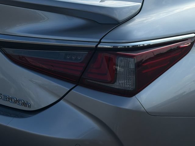 Used 2022 Lexus ES 300h Ultra Luxury w/ Accessory Package 2 FWD image 8