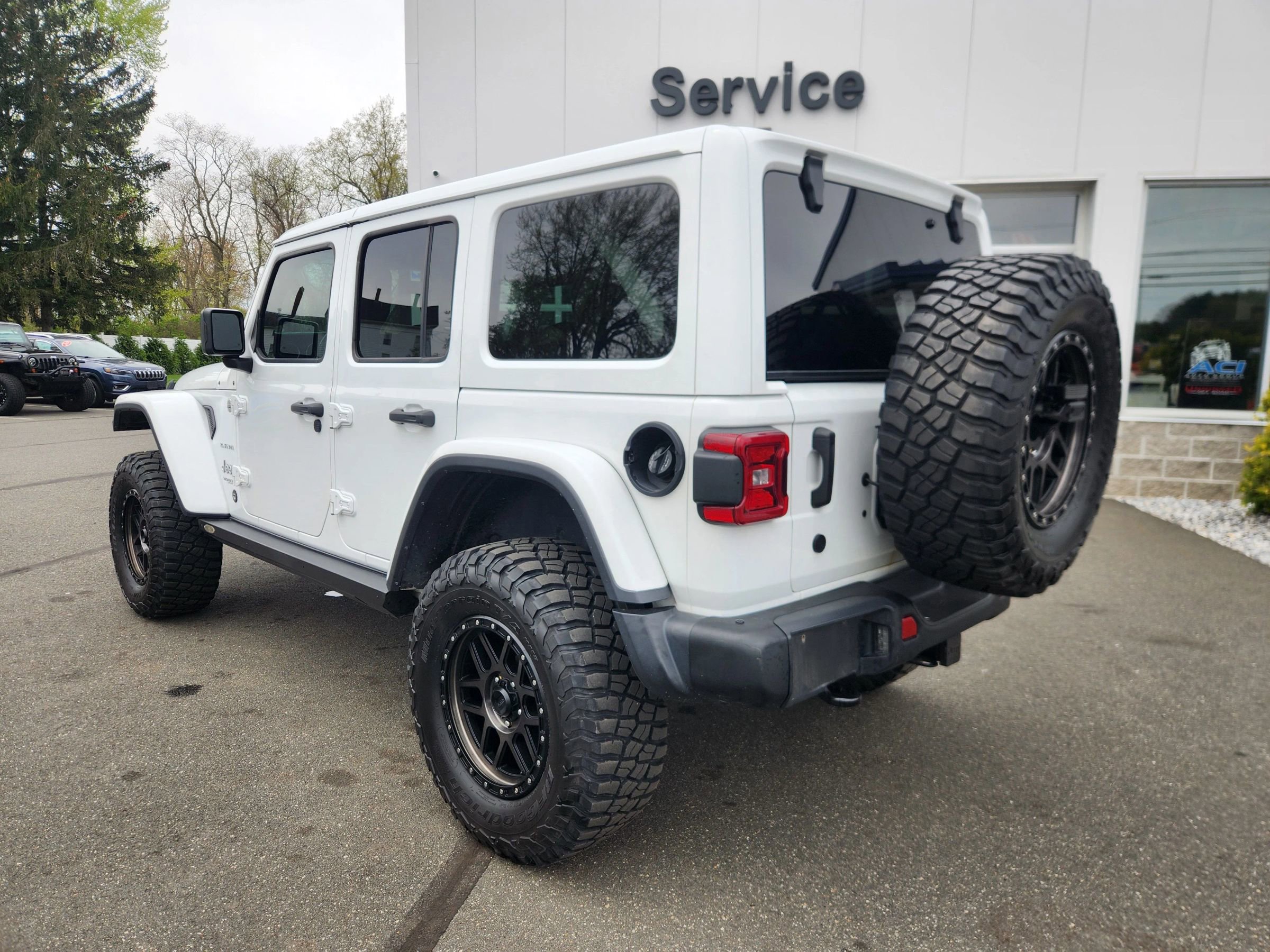 Used 2018 Jeep Wrangler Unlimited Sahara w/ Dual Top Group AWD/4WD image 12