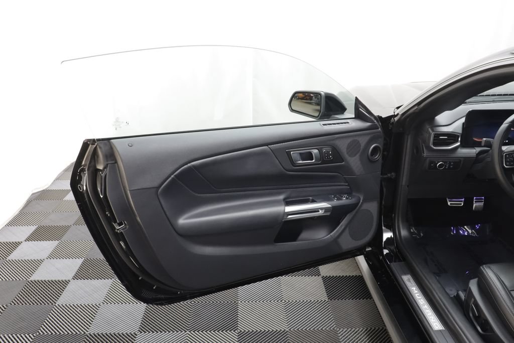 Used 2025 Ford Mustang GT Premium RWD image 5