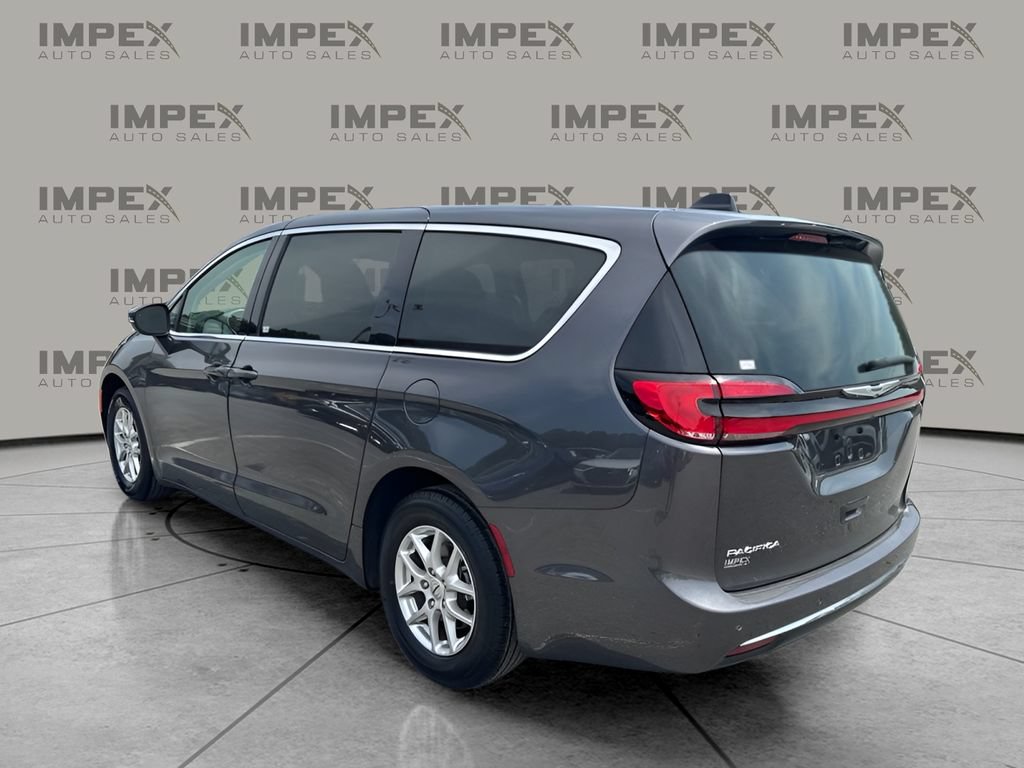 Used 2023 Chrysler Pacifica Touring-L FWD image 3
