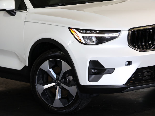 Used 2023 Volvo XC40 B5 Plus w/ Protection Package Premier AWD/4WD image 8