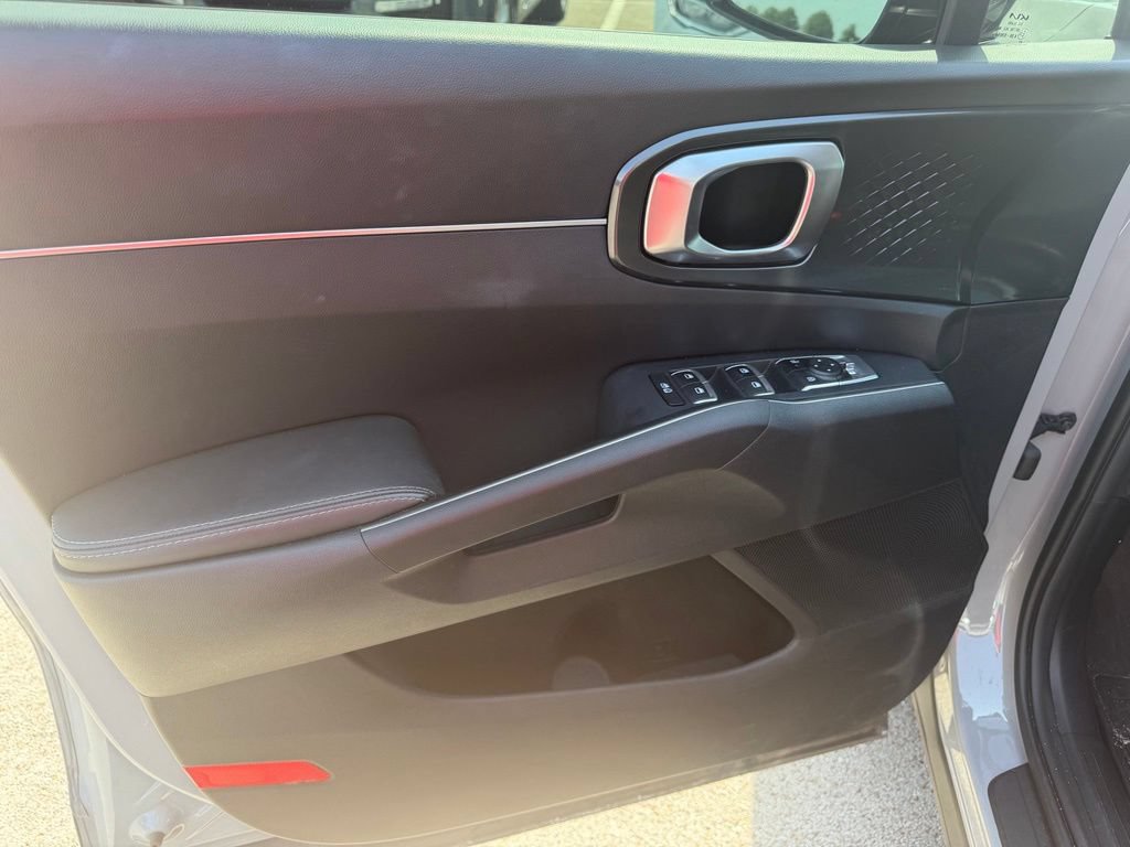 Used 2025 Kia Sorento EX w/ Panoramic Sunroof Package FWD image 11