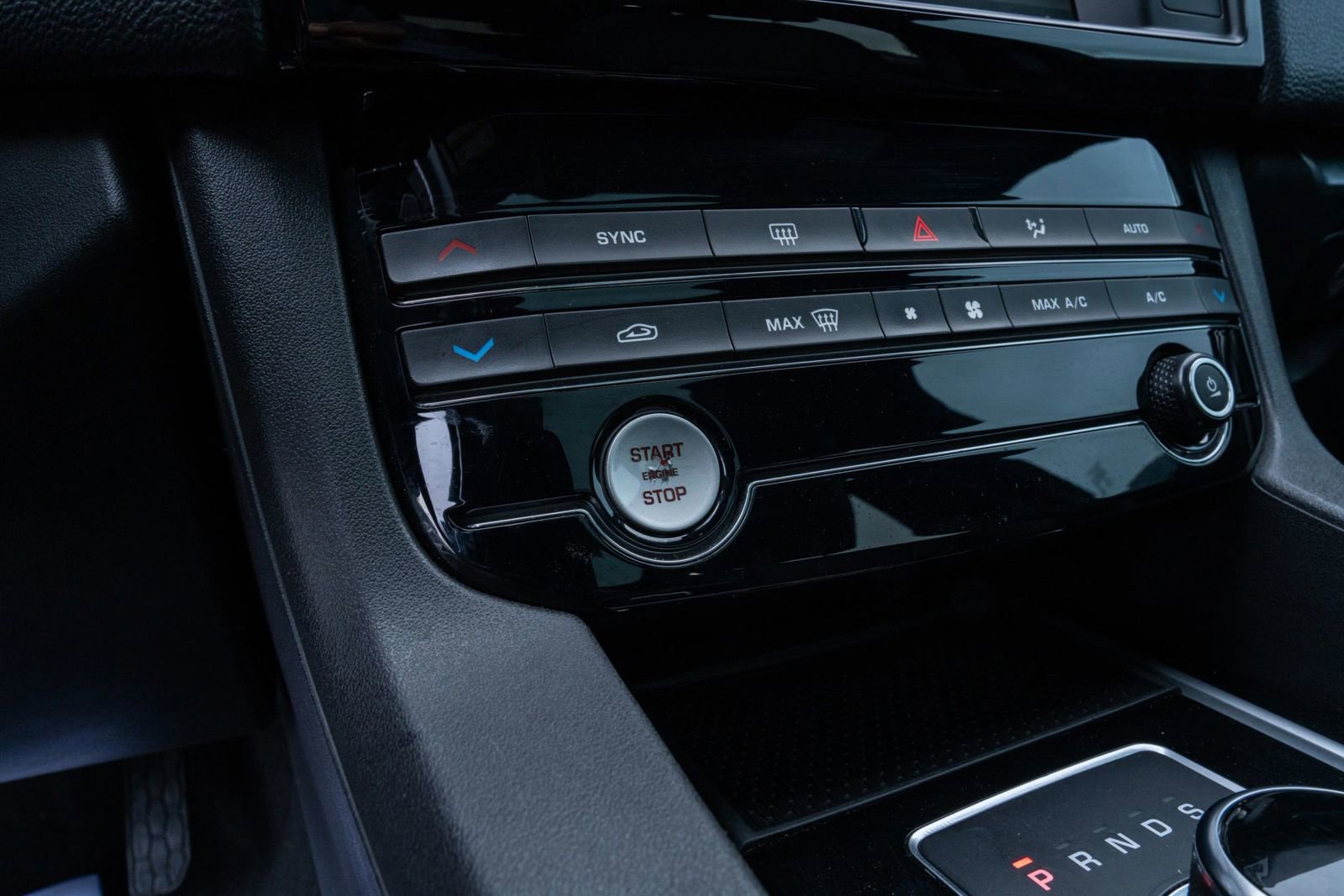 Used 2018 Jaguar F-PACE Premium image 16