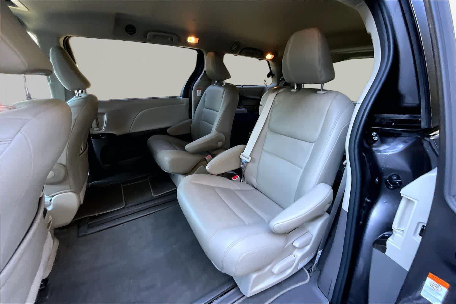 Used 2020 Toyota Sienna XLE FWD image 21