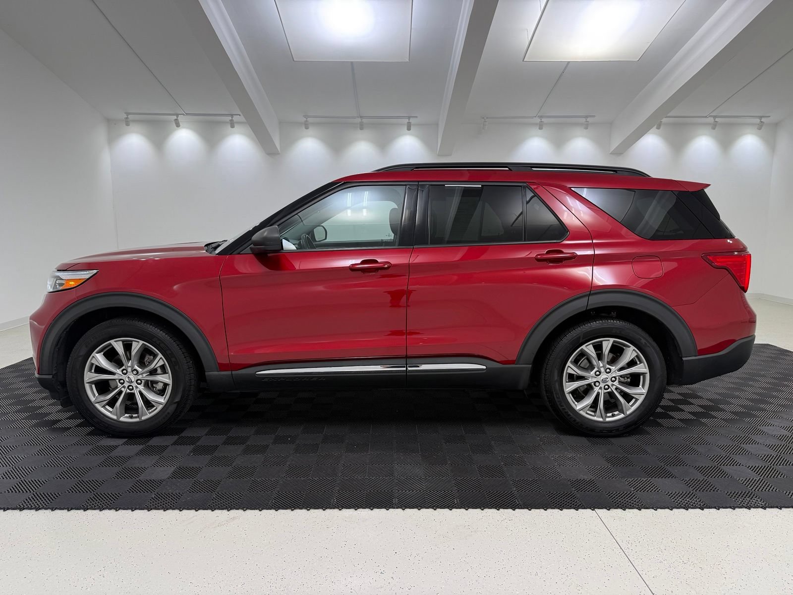 Used 2021 Ford Explorer XLT w/ Equipment Group 202A RWD image 4