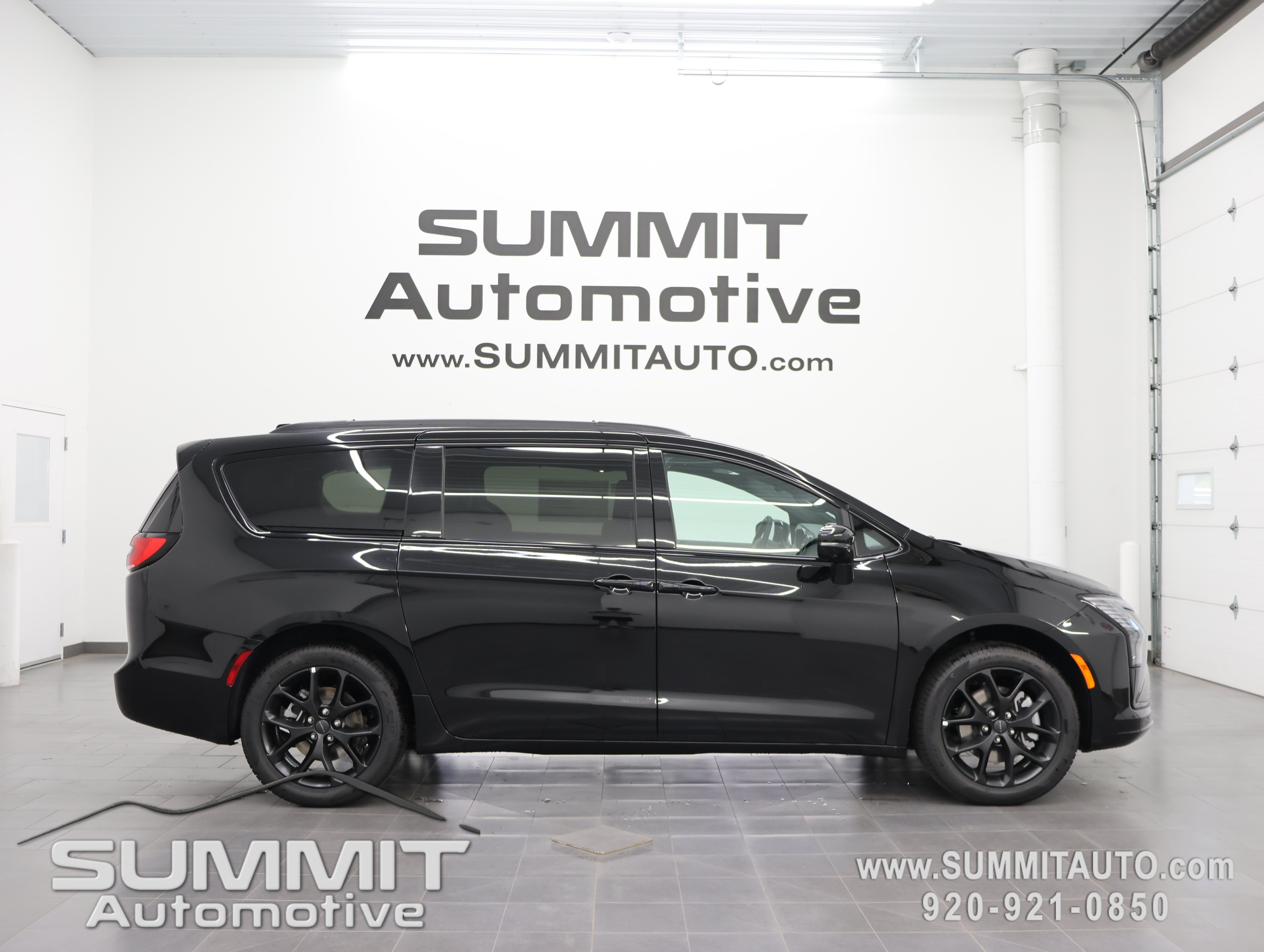 New 2027 Chrysler Pacifica Limited w/ Family Tech Group