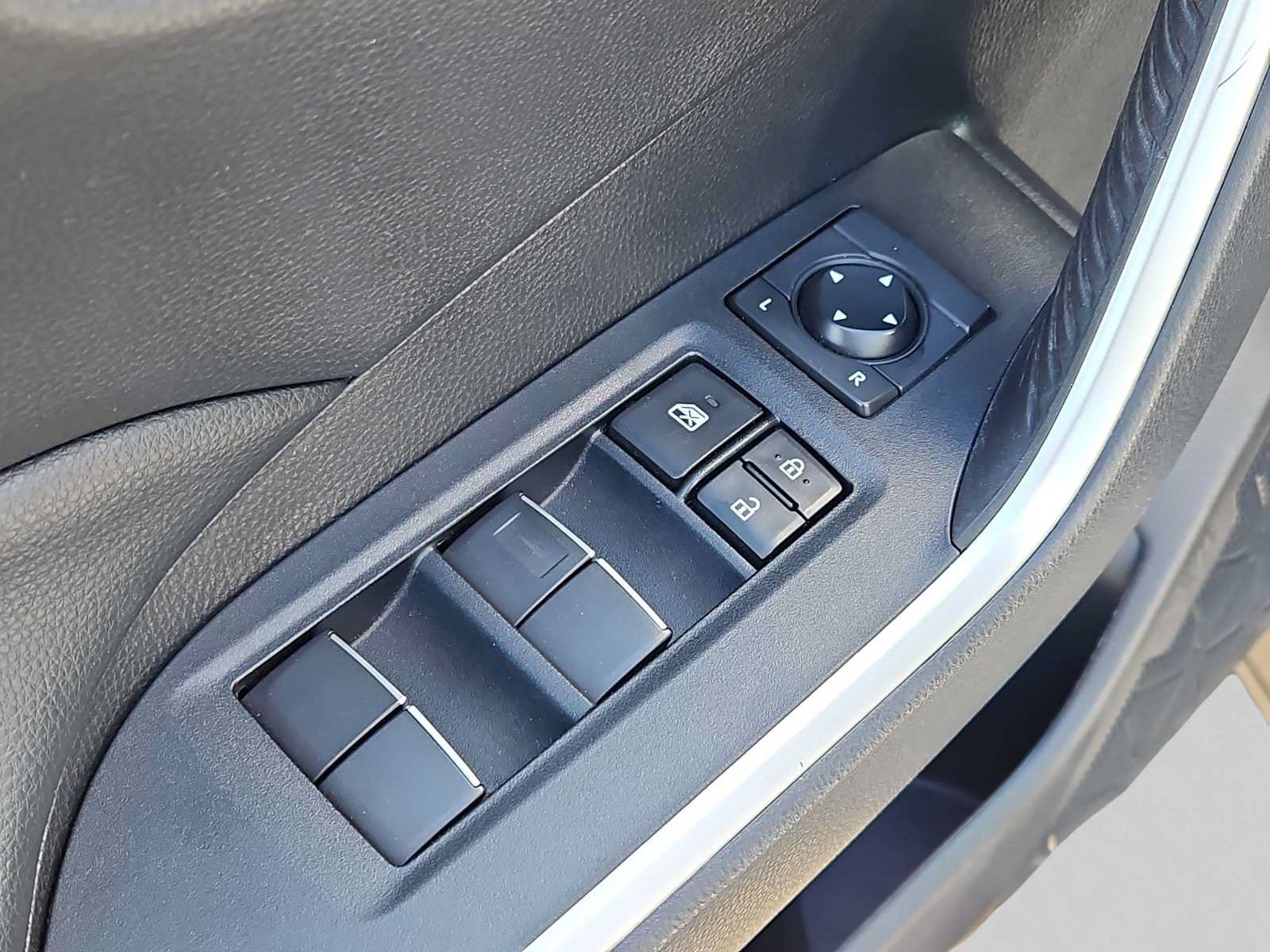 Used 2021 Toyota RAV4 XLE Premium AWD/4WD image 21