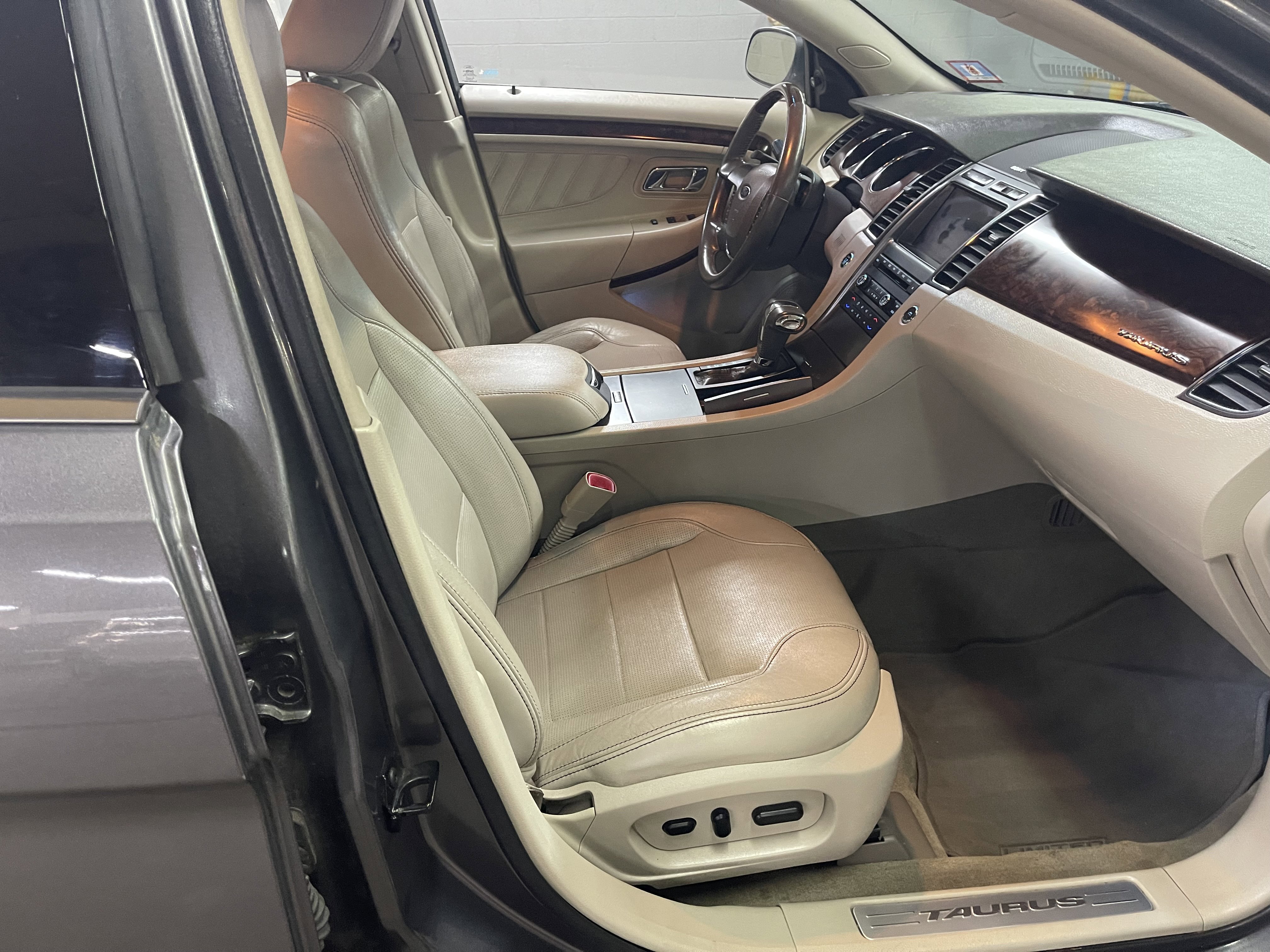 Used 2011 Ford Taurus Limited w/ 302A Rapid Spec Order Code image 17