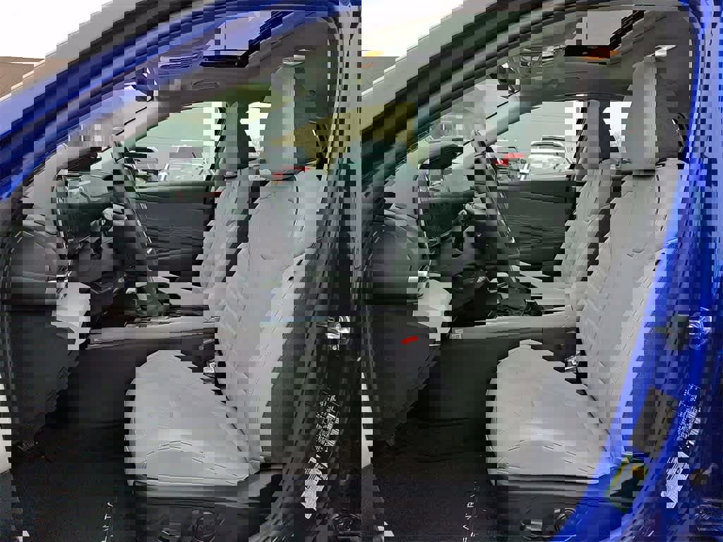 Used 2025 Hyundai Elantra Limited image 12