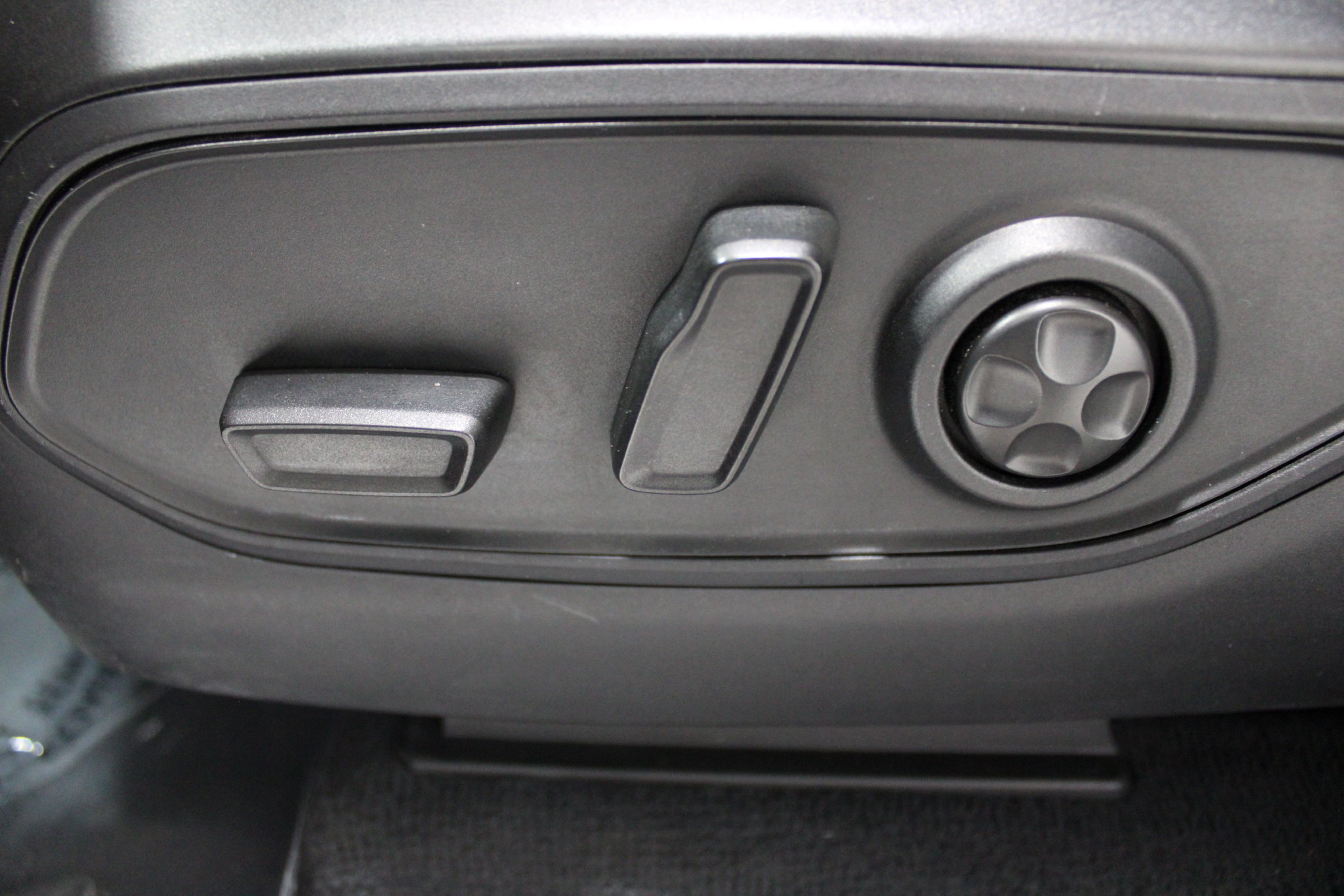 Used 2023 Jeep Grand Cherokee Laredo AWD/4WD image 41