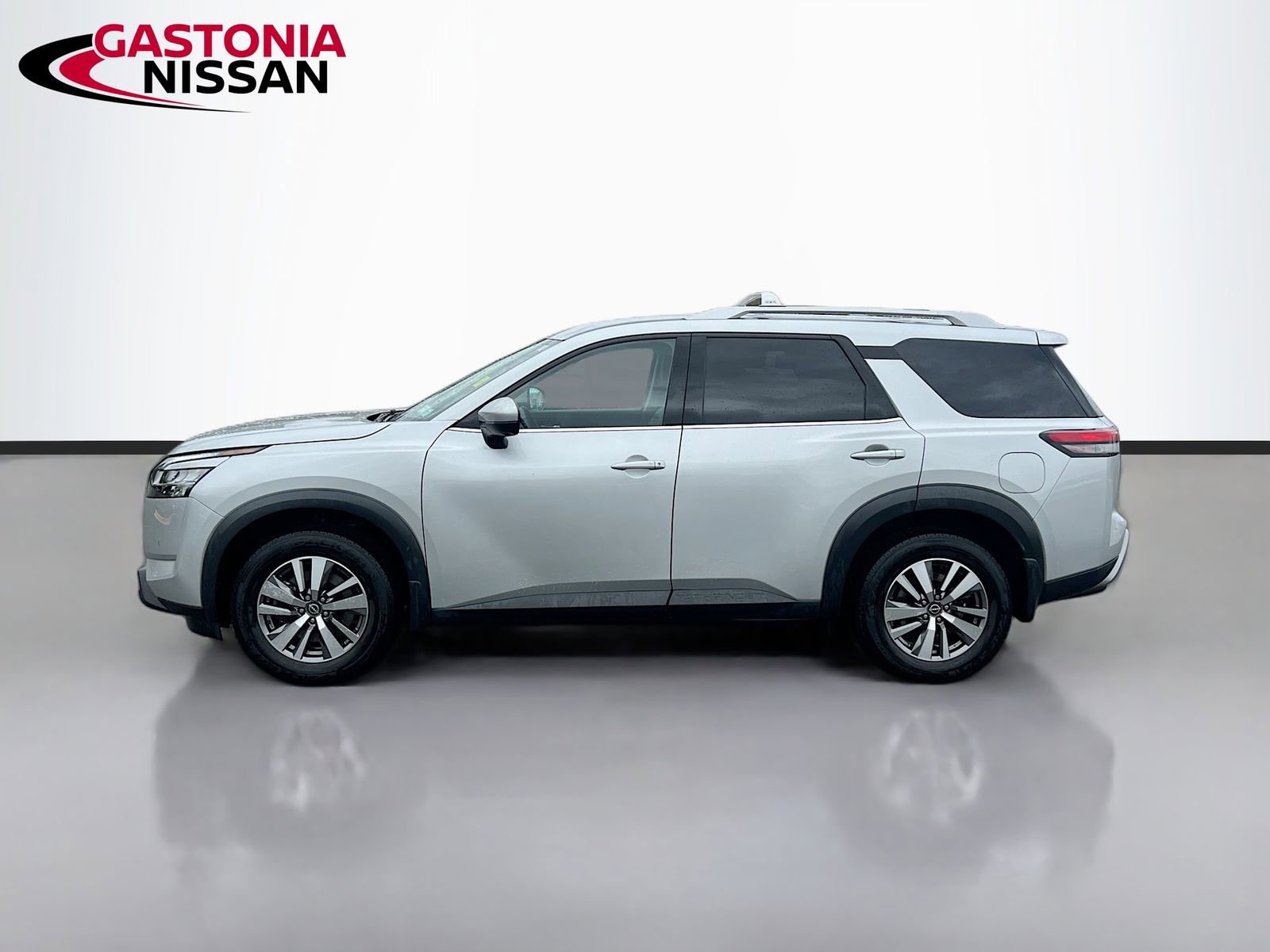 Used 2023 Nissan Pathfinder SL w/ Lighting Package (N92) image 5