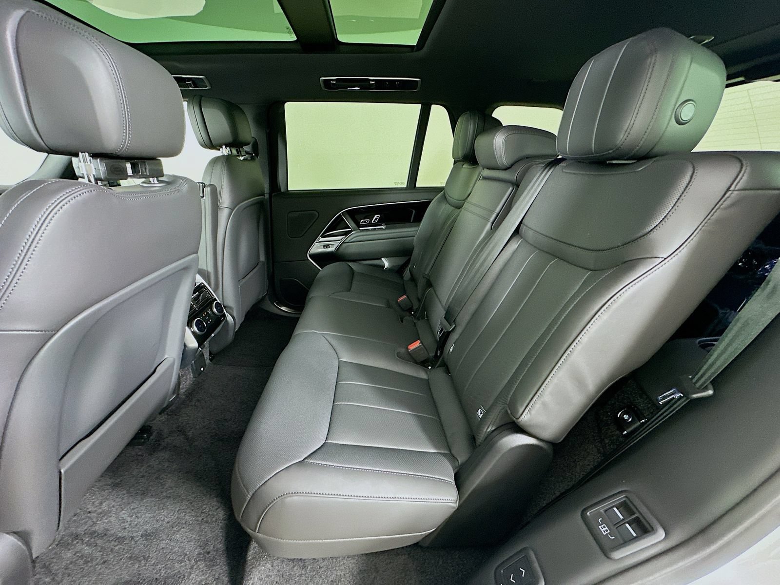 New 2026 Land Rover Range Rover Long Wheelbase SE AWD/4WD image 37