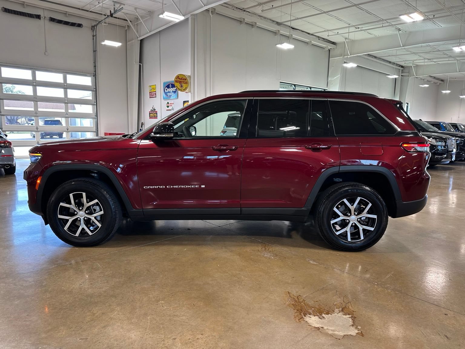 Used 2024 Jeep Grand Cherokee Limited RWD image 5