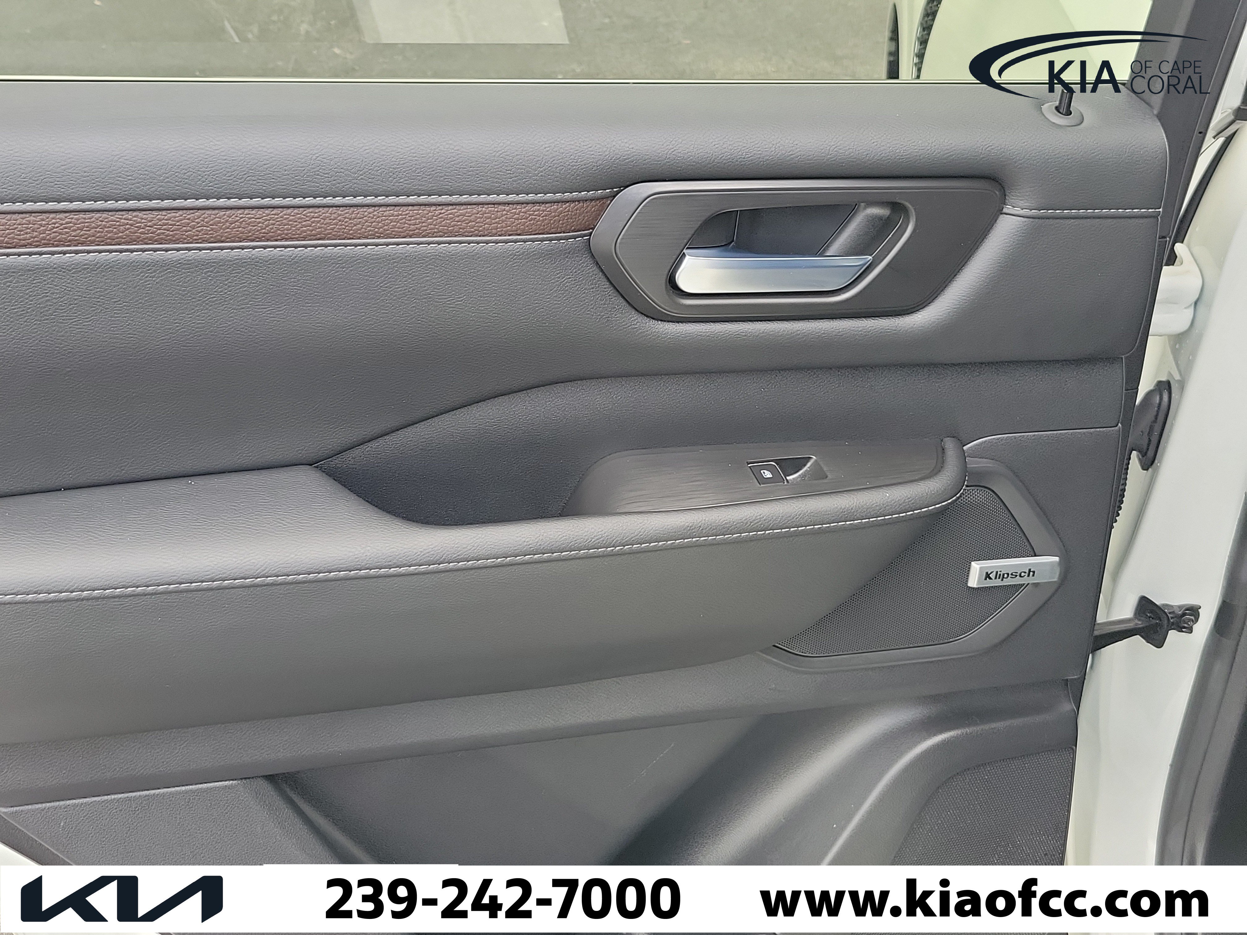 Used 2025 Nissan Armada SL AWD/4WD image 16