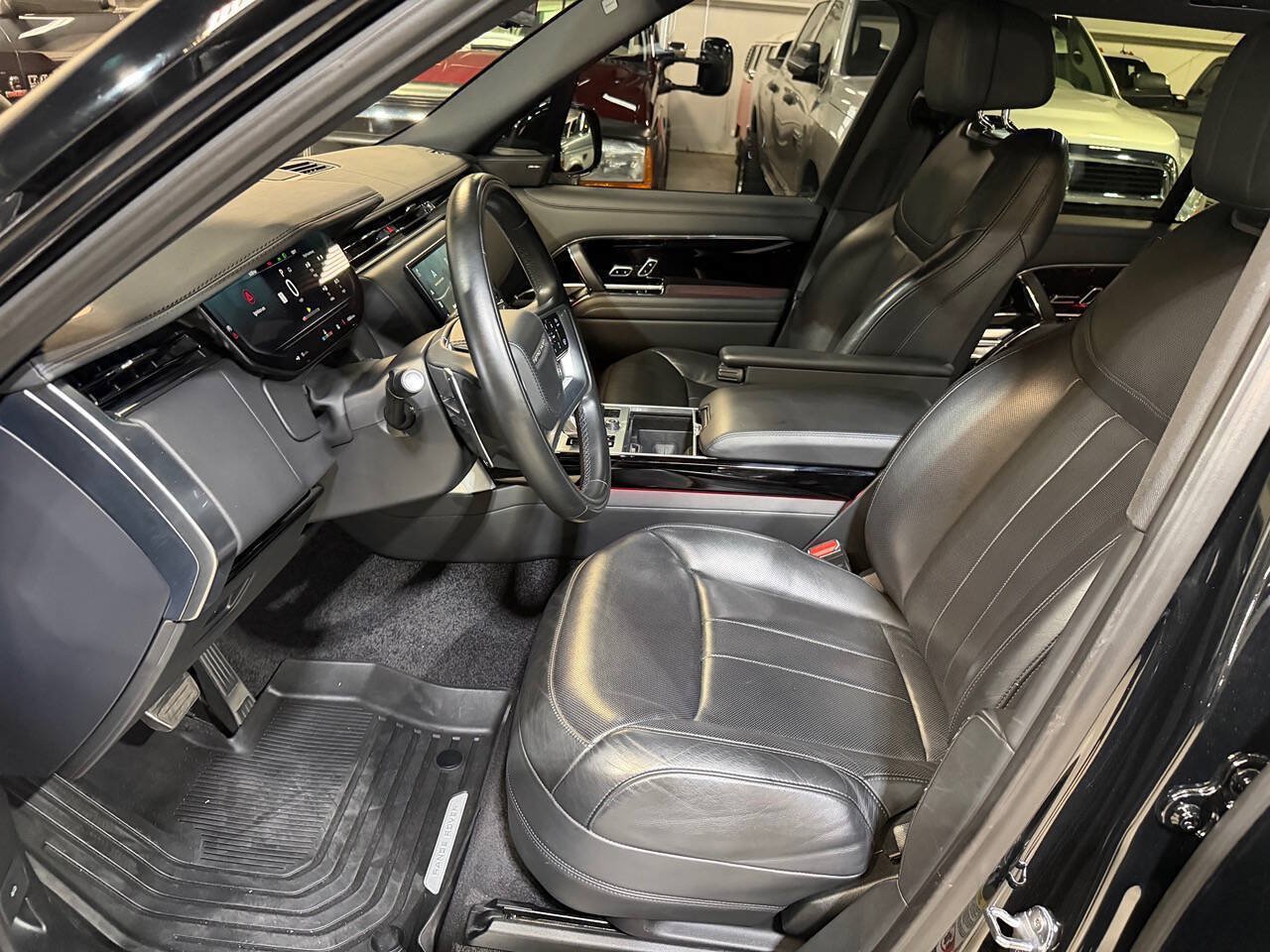 Used 2023 Land Rover Range Rover SE AWD/4WD image 3