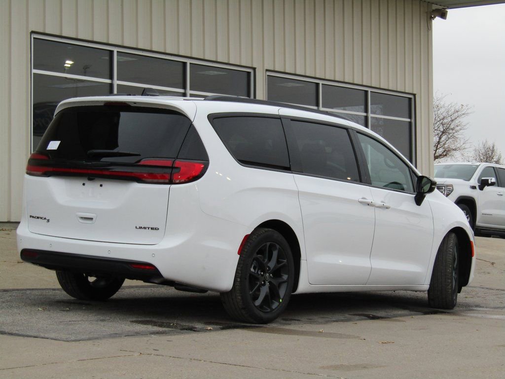 New 2026 Chrysler Pacifica Limited w/ S Appearance Package image 3