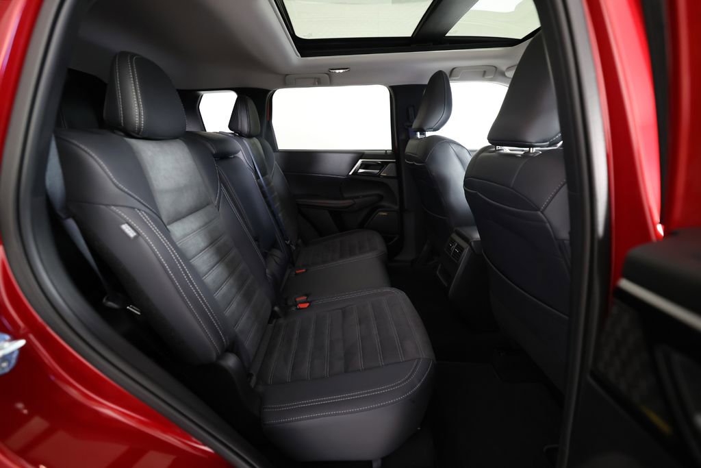 Used 2025 Mitsubishi Outlander SE image 11