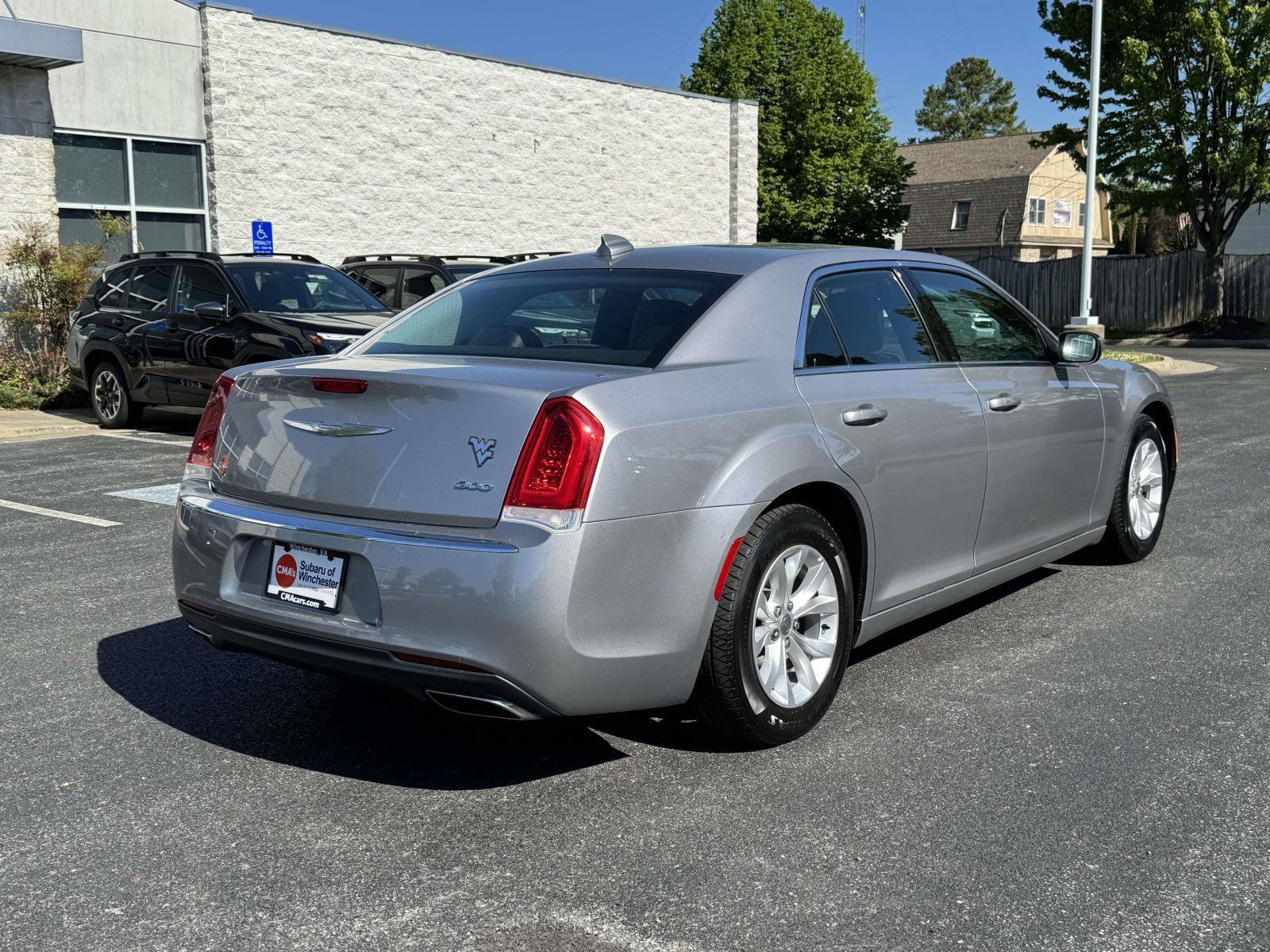 Used 2016 Chrysler 300 Limited RWD image 2