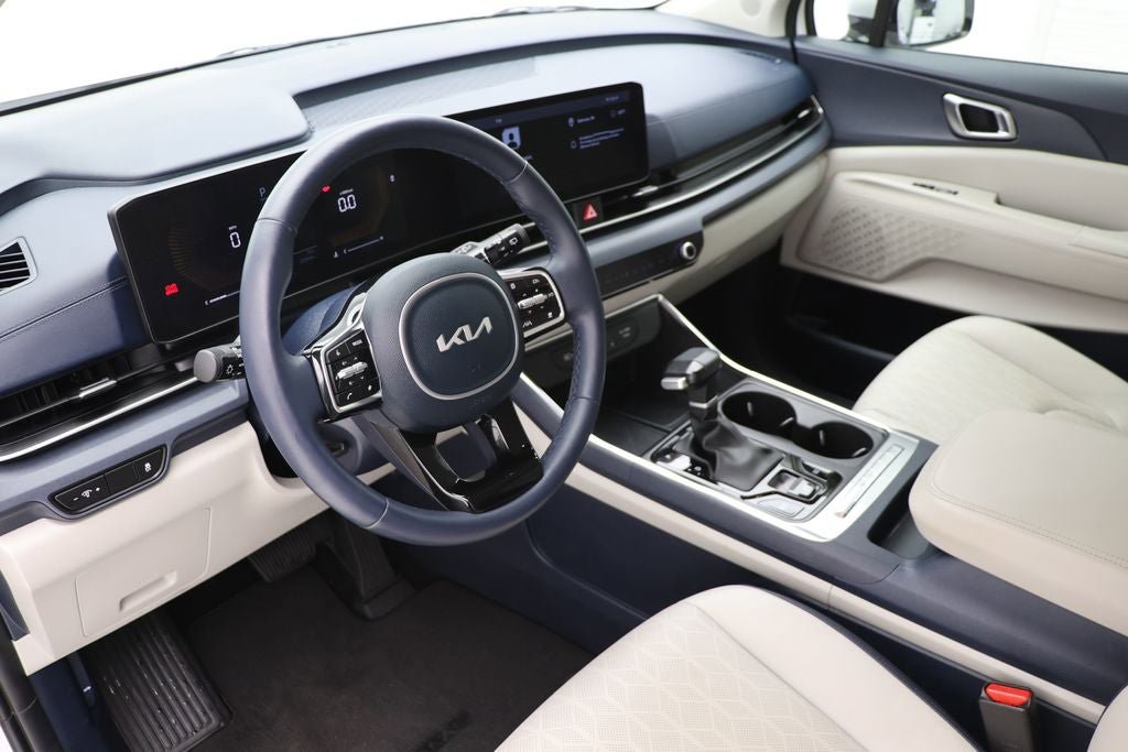 Used 2025 Kia Carnival EX FWD image 14