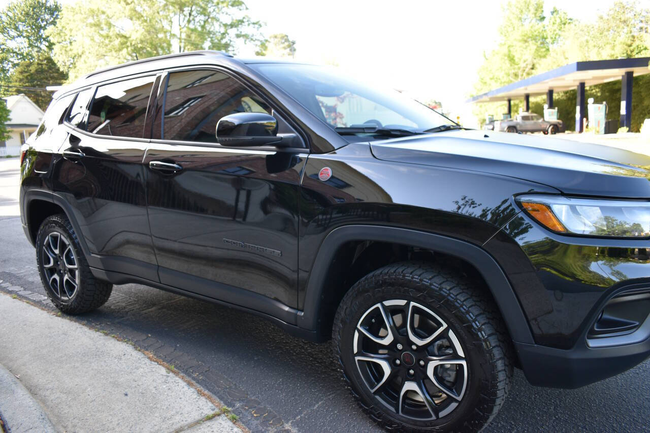 Used 2025 Jeep Compass Trailhawk w/ Sun & Sound Group AWD/4WD image 32