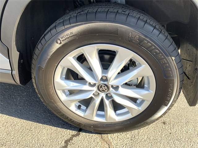 Used 2024 Toyota Corolla Cross LE image 34