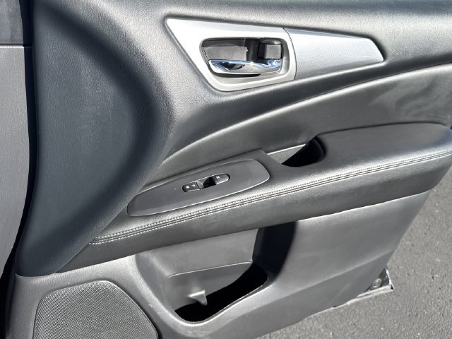 Used 2018 Nissan Pathfinder SL AWD/4WD image 22