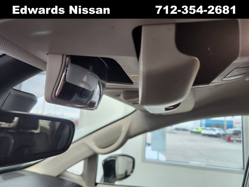 Used 2024 Chrysler Pacifica Touring-L image 35