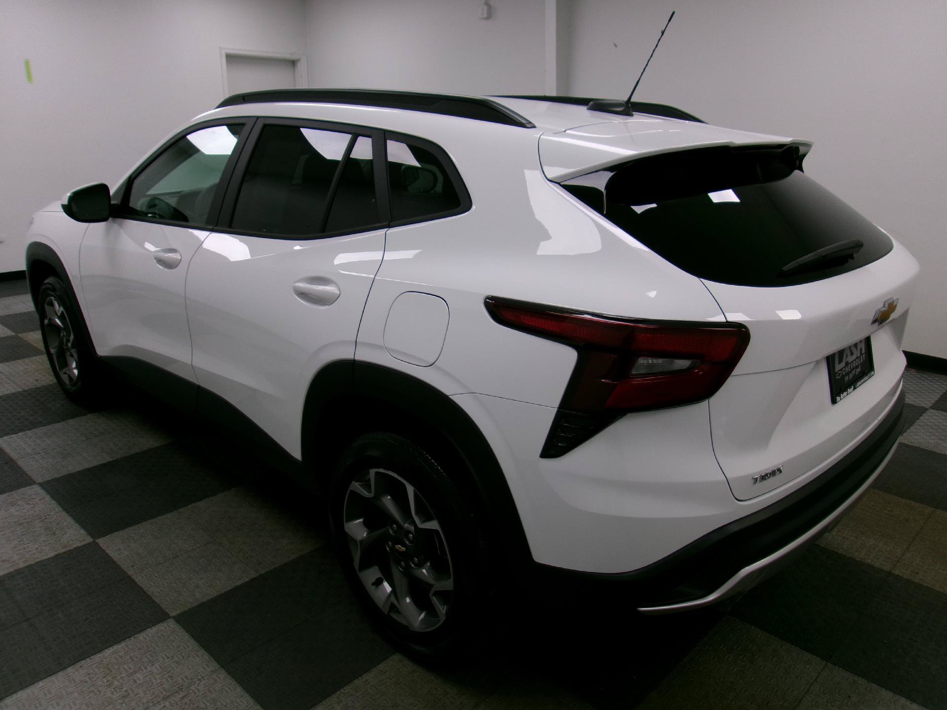 Used 2025 Chevrolet Trax LT FWD image 2