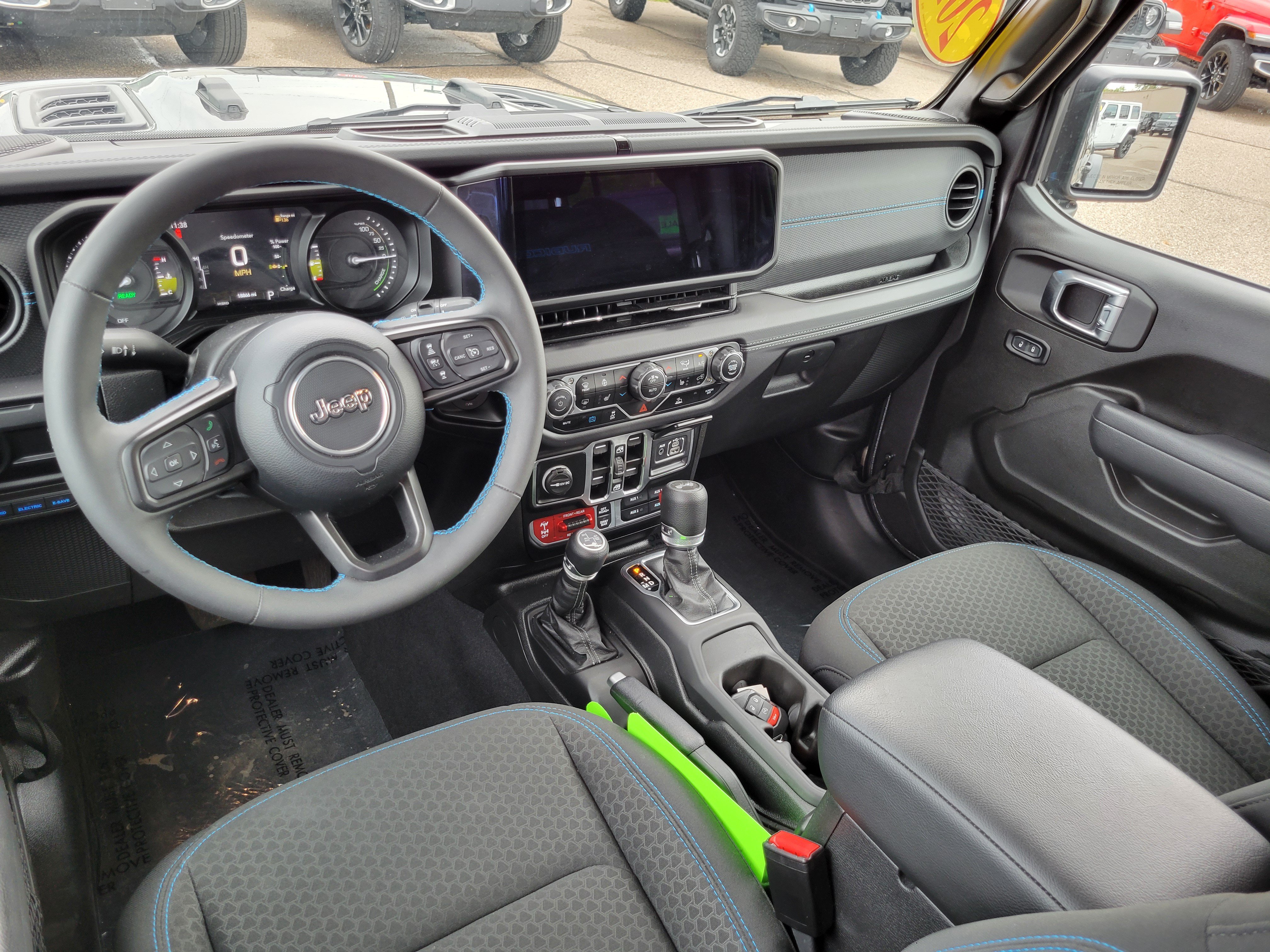 Used 2025 Jeep Wrangler Unlimited Rubicon 4xe w/ Convenience Group AWD/4WD image 18