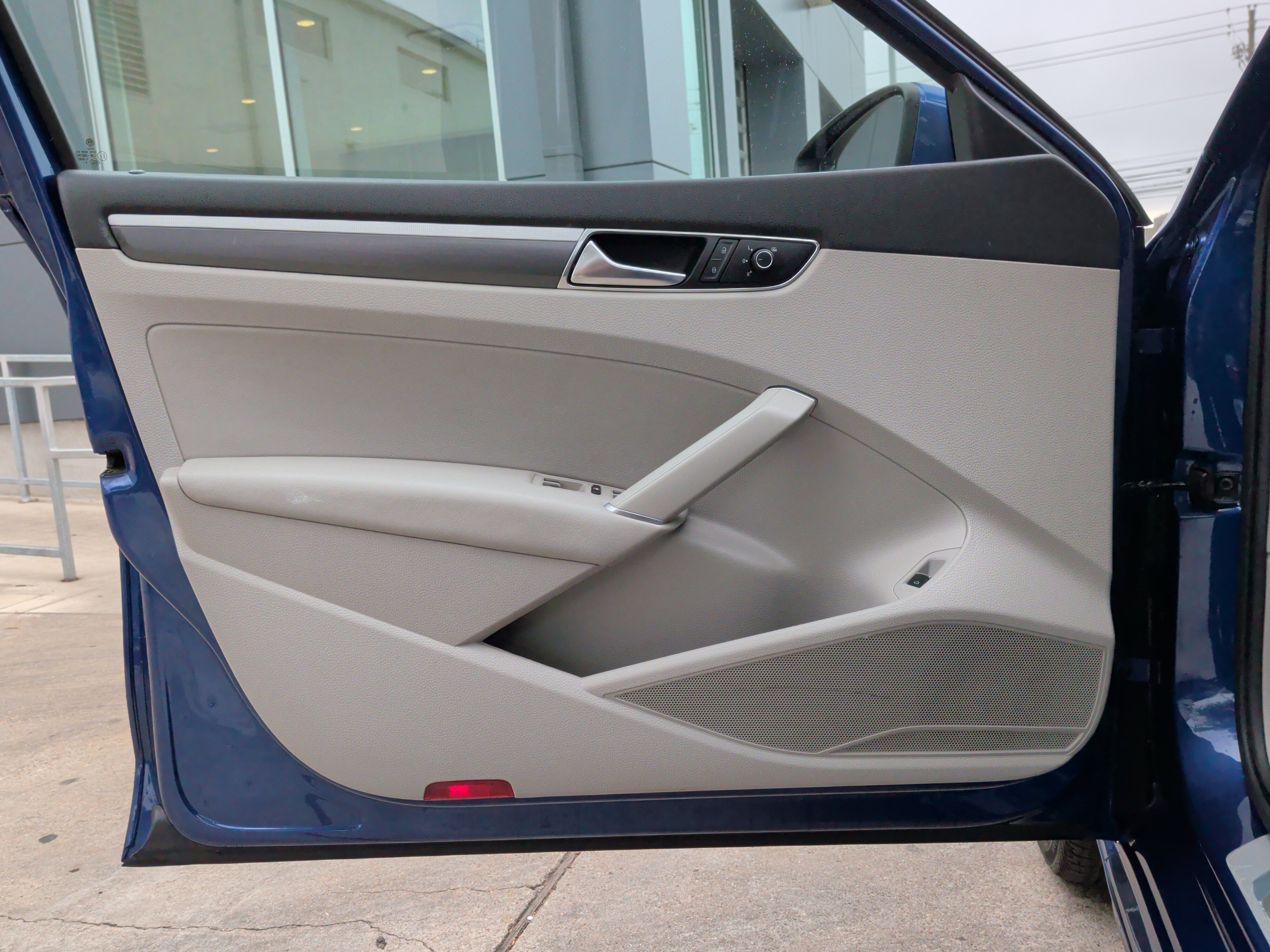 Used 2017 Volkswagen Passat 1.8T R-Line w/ R-Line Lighting Package image 14